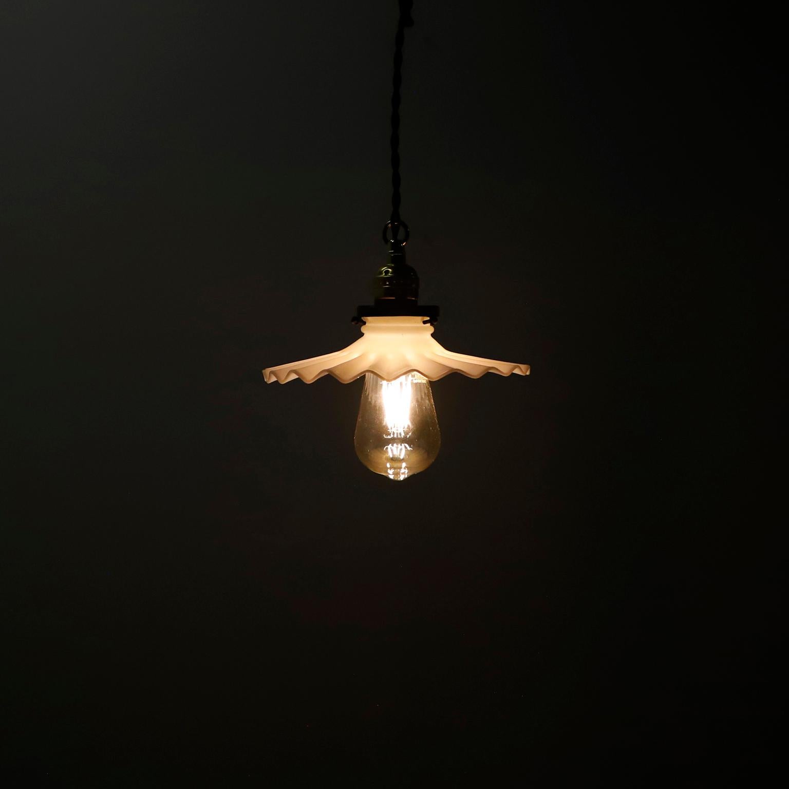 Milk Glass Vintage Industrial Pendant Light 9 In Good Condition For Sale In Mexico City, CDMX
