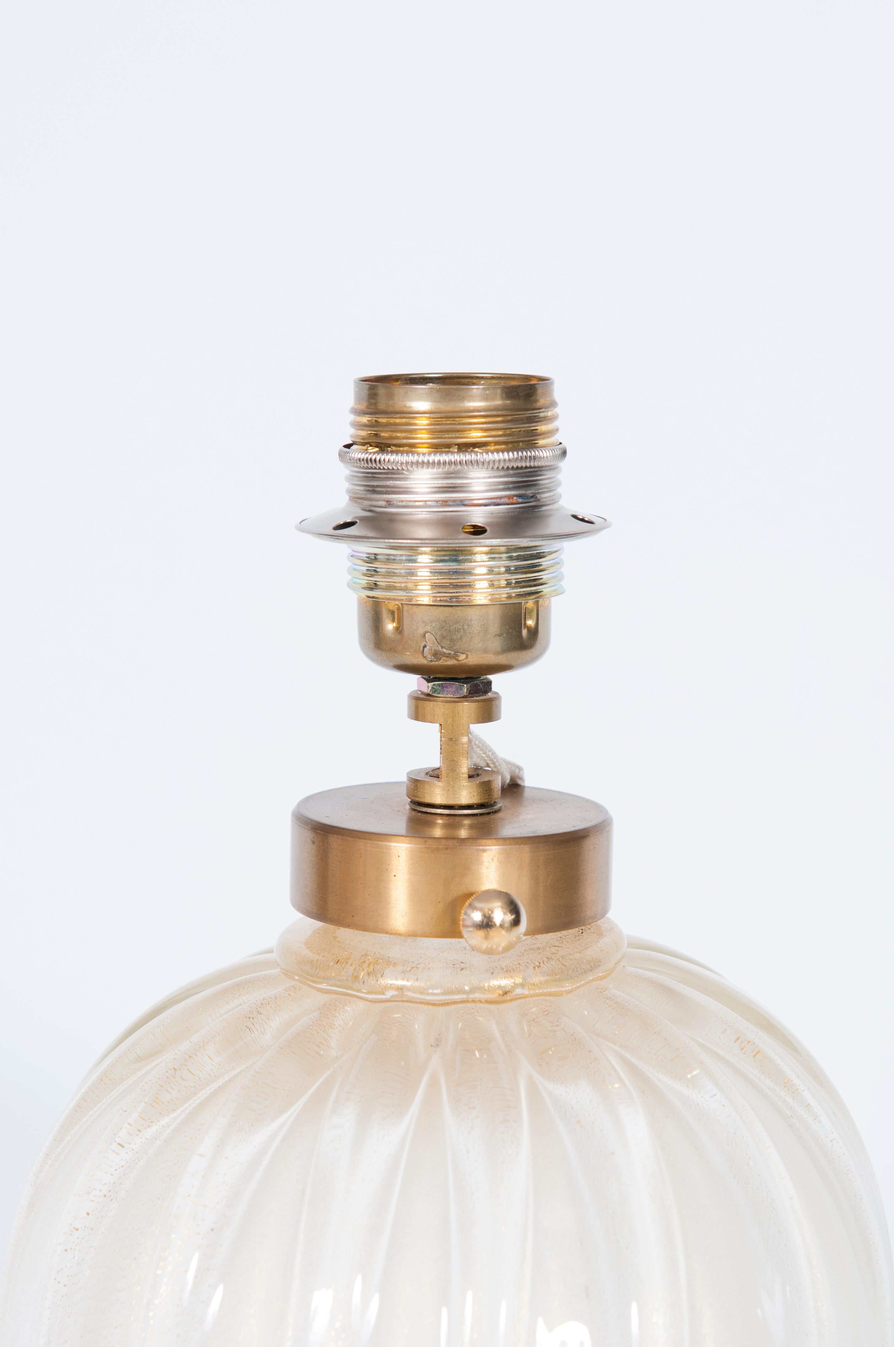 Milk White Italian Table Lamp with 24-Karat Gold in blown Murano glass, 1970s For Sale 4