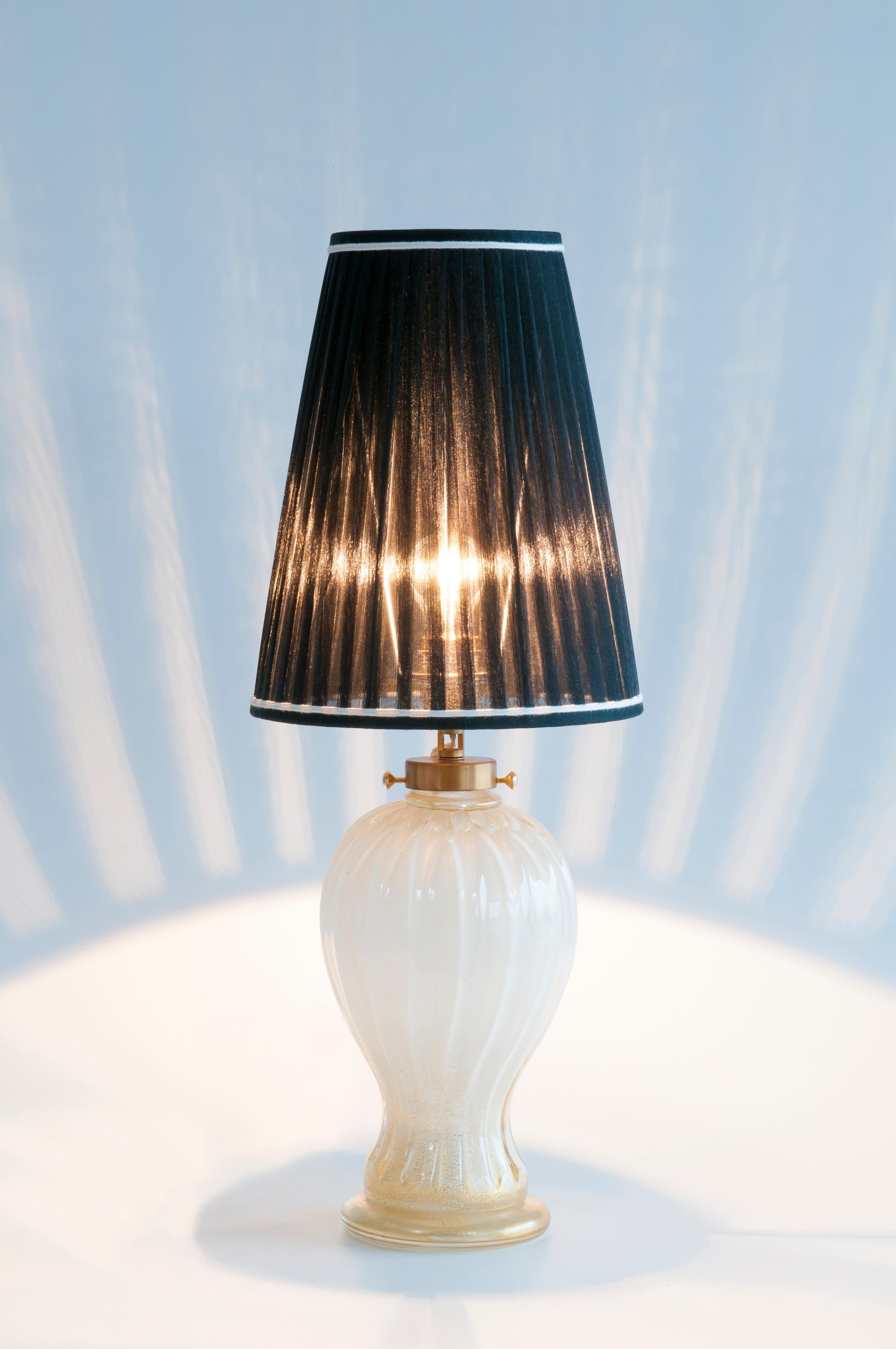Milk White Italian Table Lamp with 24-Karat Gold in blown Murano glass, 1970s For Sale 5