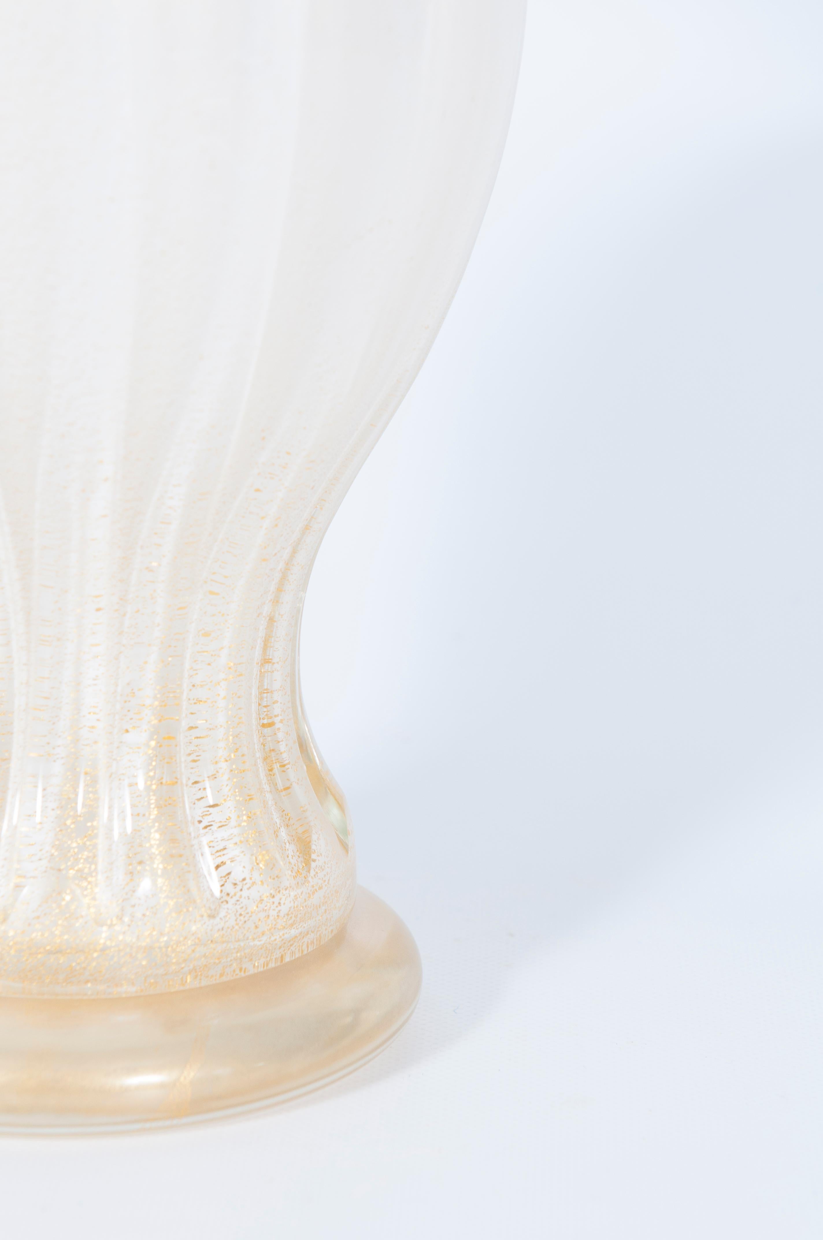 Or Lampe de bureau italienne blanc laiteux avec or 24 carats en verre de Murano soufflé, 1970 en vente