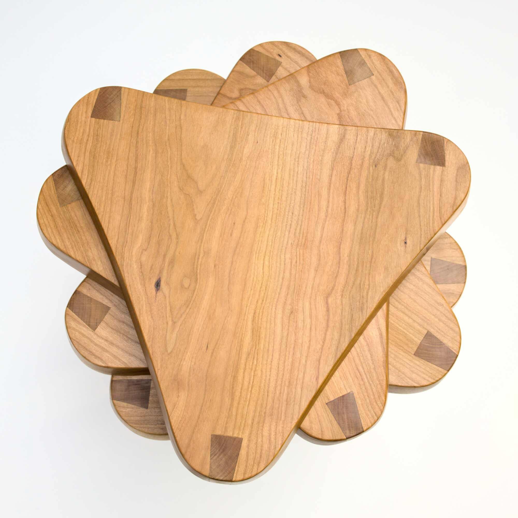 S'agit-il d'une sculpture ou d'un meuble ? Peut-être les deux ! Le tabouret de traite est une petite table d'appoint élégante.  Le plateau de la table en cerisier est triangulaire avec des courbes organiques et un léger chanfrein menant aux pieds à