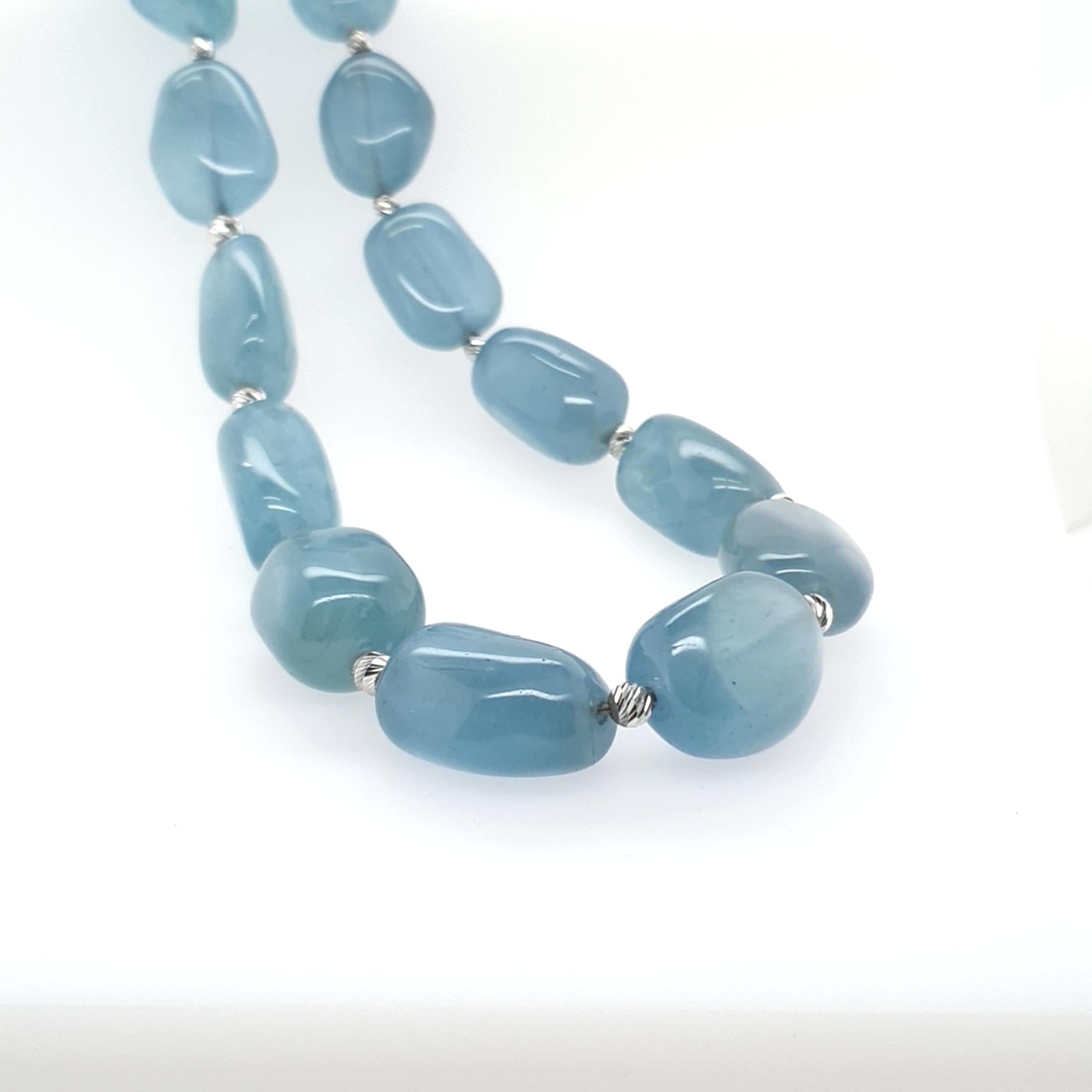 This Milky Blue Aquamarine Baroque Beaded Necklace with 18 Carat White Gold is totally handmade on German quality standard.
A timeless and classic design combined with intense Aquamarine and 18k Gold reveal an individuel, unique and exclusive