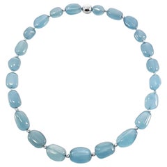 Collier de perles baroque d'aigue-marine bleu laiteux avec or blanc 18 carats