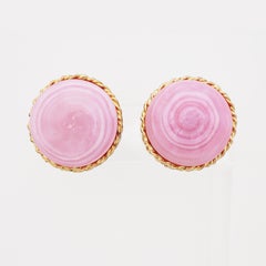 Boucles d'oreilles en verre d'art rose laiteux par Vogue, années 1960