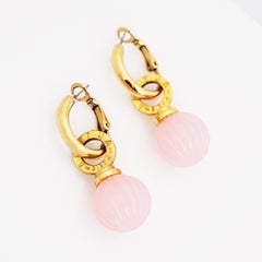 Orecchini a cerchio in lucite rosa latte di Agatha Paris, anni '80