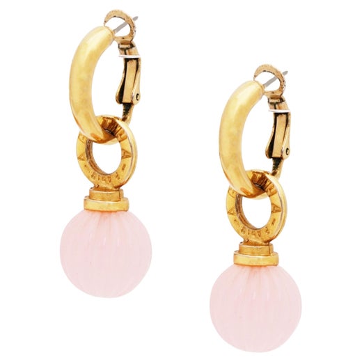 Boucles d'oreilles pendantes en lucite rose laiteux par Agatha Paris,  années 1980 - En vente sur 1stDibs
