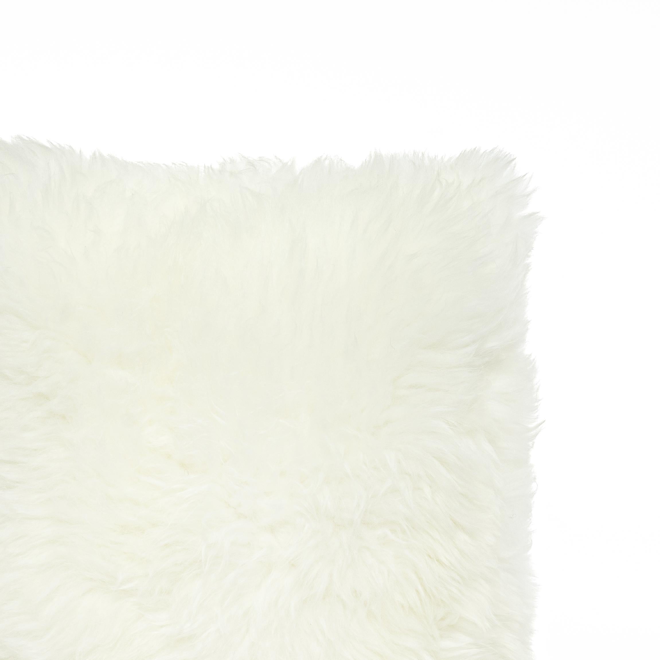Dieses Kissen wird in unserem Atelier in Italien handgefertigt, wobei nur die besten MATERIALIEN verwendet werden, angefangen bei echtem Shearling-Schafsfell. Dank seines besonderen Aussehens kann dieses Stück sowohl auffallen als auch sich in Ihre