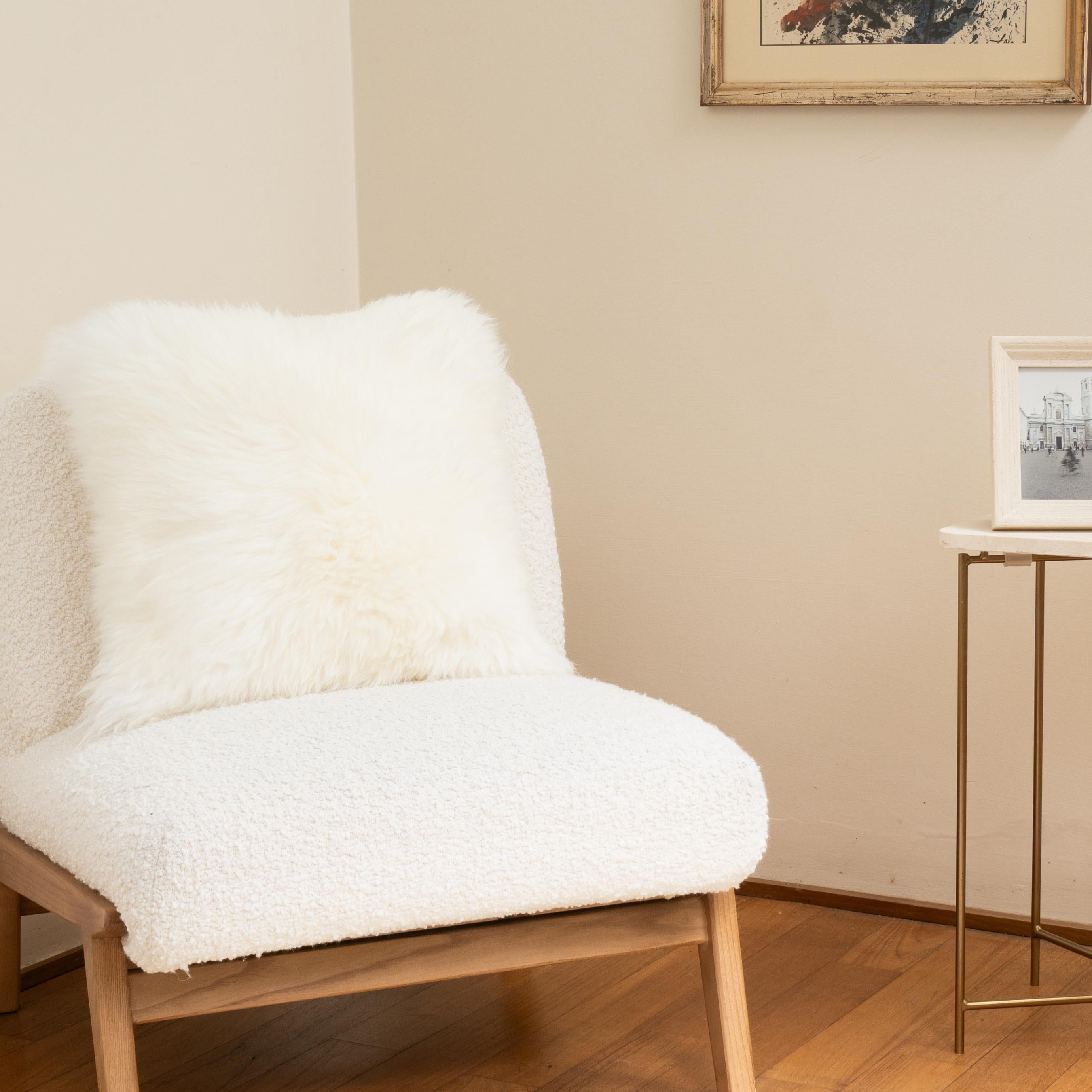 Weißes Kissen aus Schafsfell von Muchi Decor, hergestellt in Italien (Handgefertigt) im Angebot