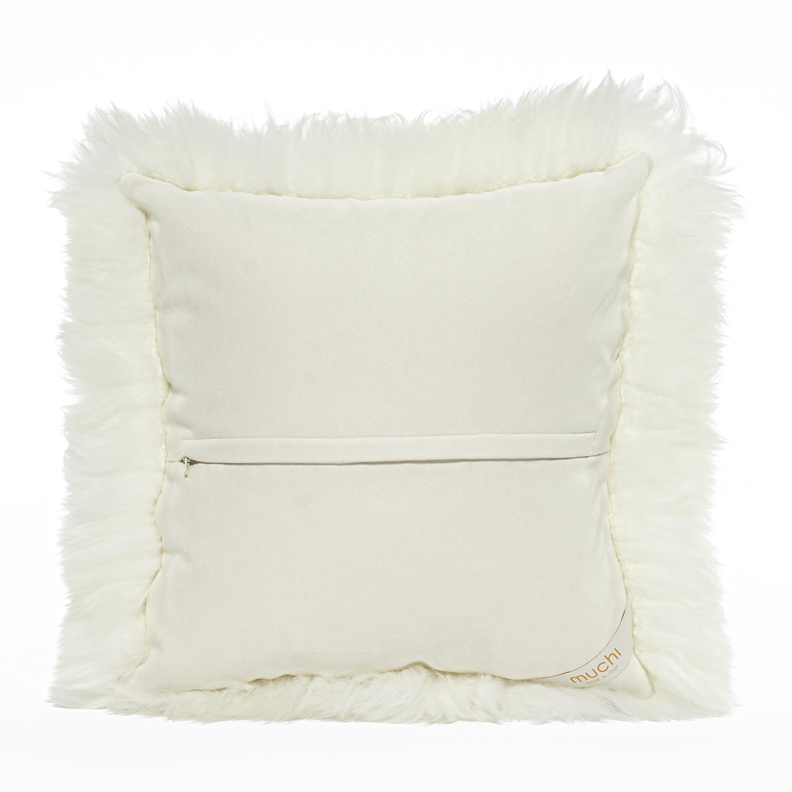 Weißes Kissen aus Schafsfell von Muchi Decor, hergestellt in Italien (Moderne) im Angebot