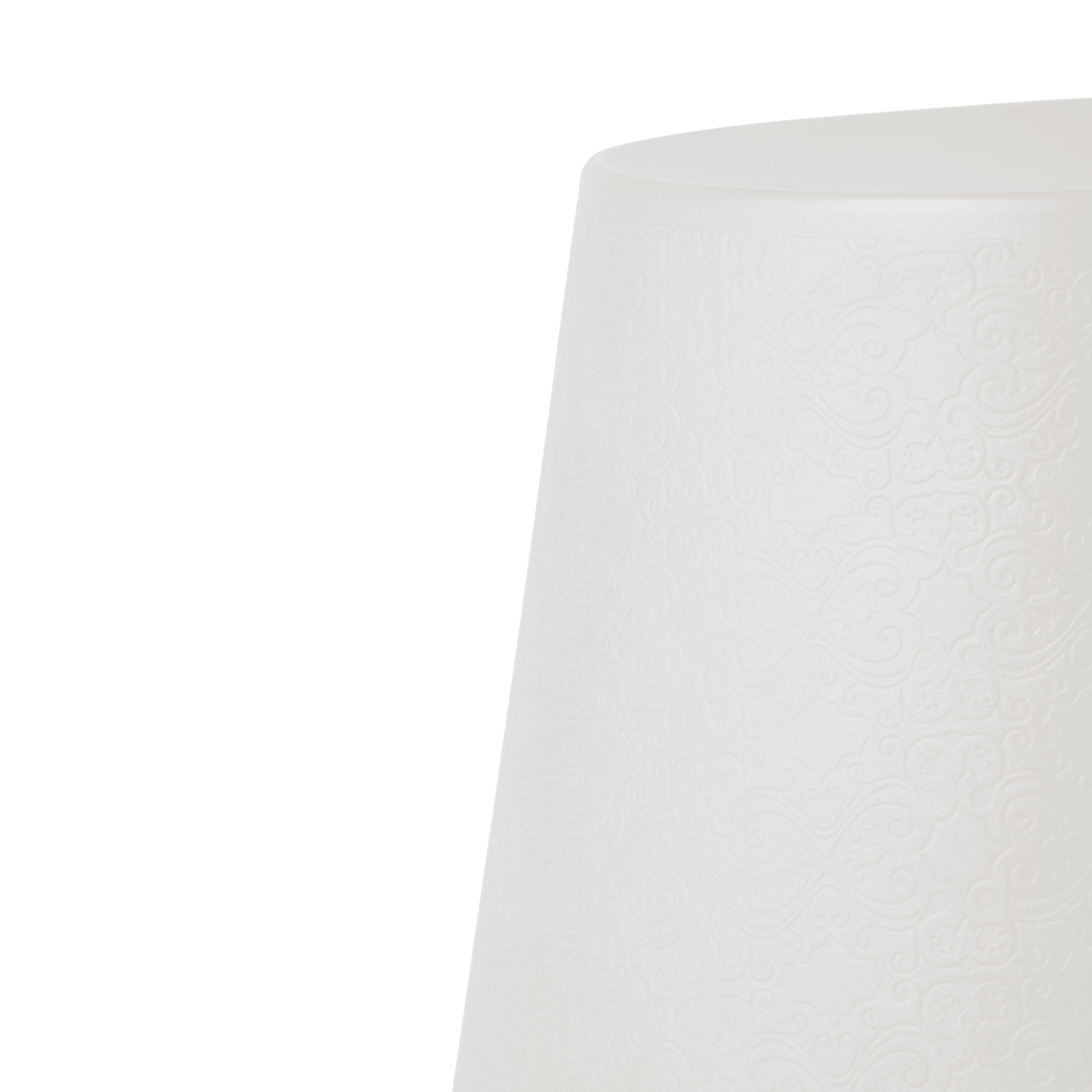 Milchig-weißer Ali Baba-Hocker von Giò Colonna Romano
Abmessungen: Ø 43 x H 41 cm.
MATERIALEN: Polyethylen.
Gewicht: 2,5 kg.

Erhältlich in einer Standardversion und einer LED-Version. Preise können abweichen. Erhältlich in verschiedenen