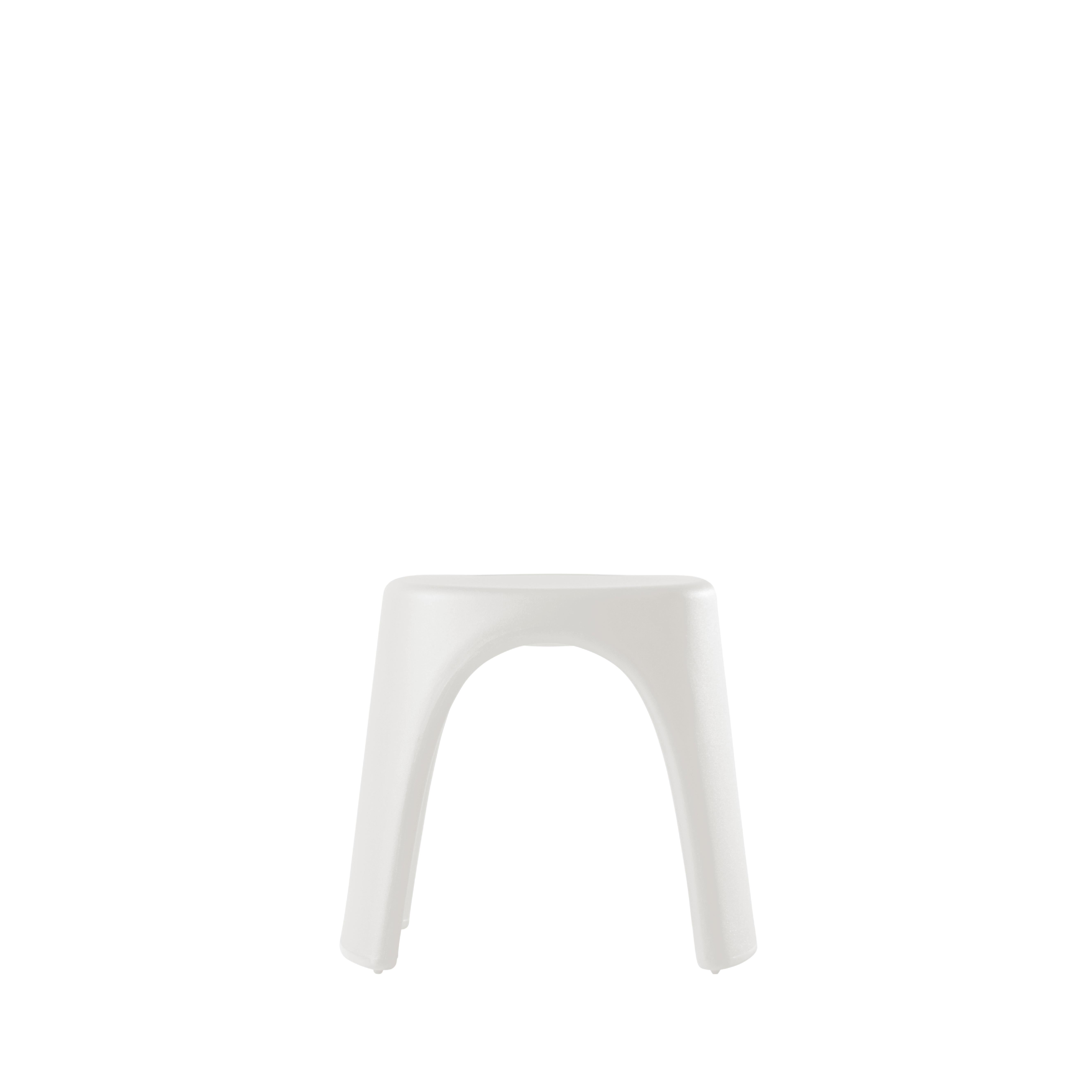 Milchig-weißer Amélie Sgabello-Hocker von Italo Pertichini
Abmessungen: T 40 x B 46 x H 43 cm.
MATERIALEN: Polyethylen.
Gewicht: 4 kg.

Erhältlich in einer Standardversion und einer lackierten Version. Preise können abweichen. Erhältlich in