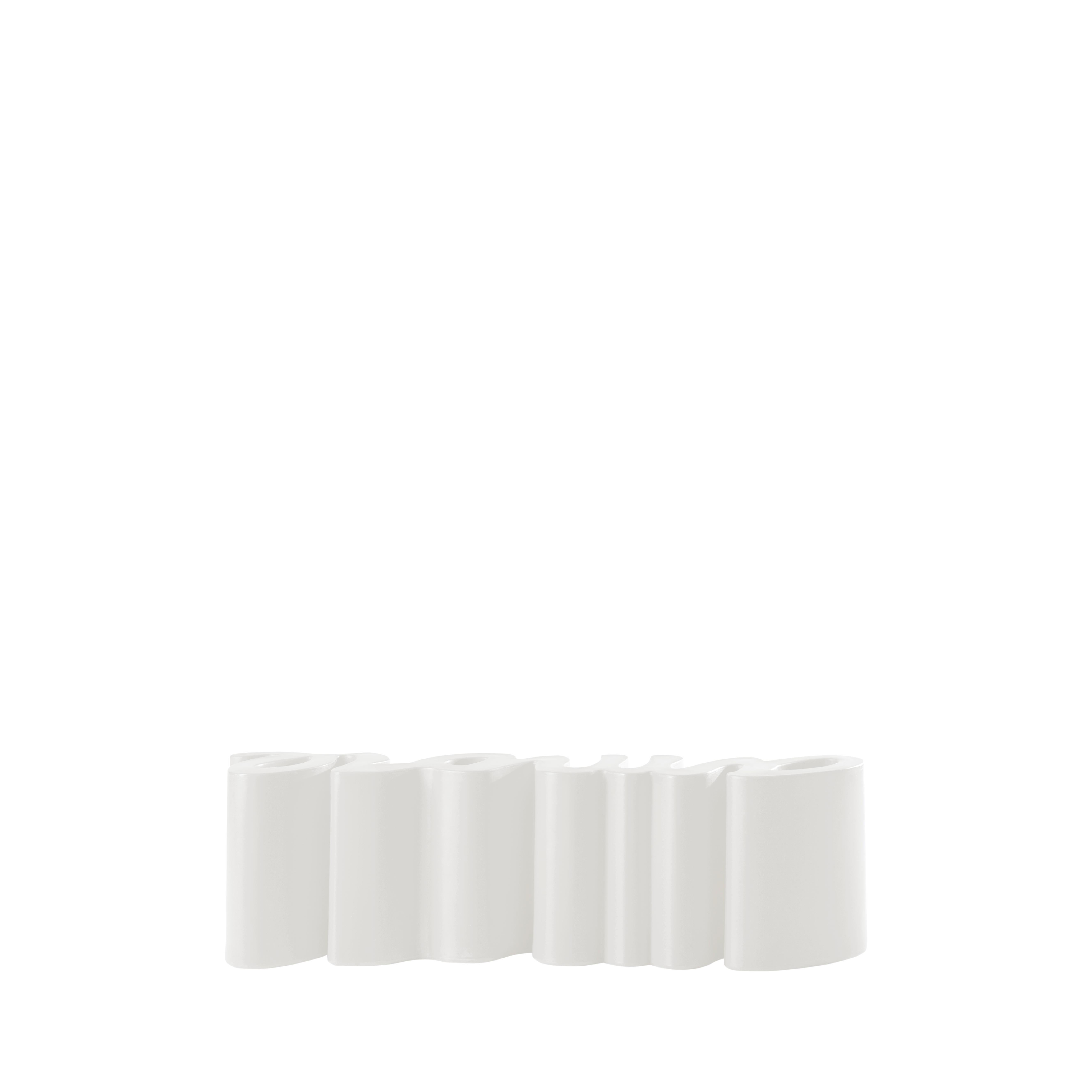 Milky White Amore Bank von Giò Colonna Romano
Abmessungen: T 38 x B 145 x H 45 cm.
MATERIALEN: Polyethylen.
Gewicht: 18 kg.

Erhältlich in einer Standardversion und einer lackierten Version. Preise können abweichen. Erhältlich in verschiedenen
