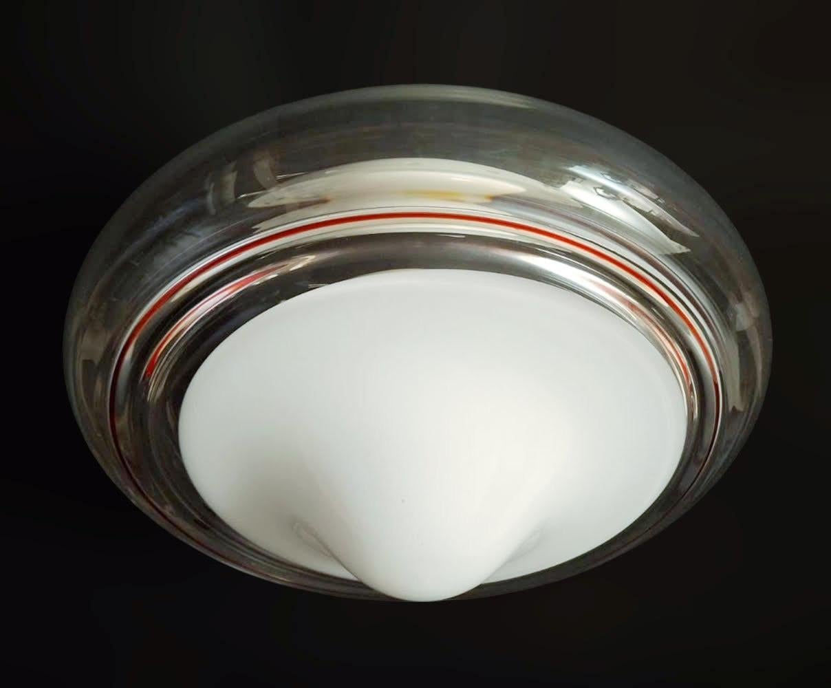 Empotrable o aplique italiano vintage con una sola tulipa de cristal de Murano soplado a mano con centro blanco lechoso, cuerpo transparente infundido con un anillo rojo / Made in Italy by ITRE, circa 1960s
Etiqueta original en el cristal
Medidas: