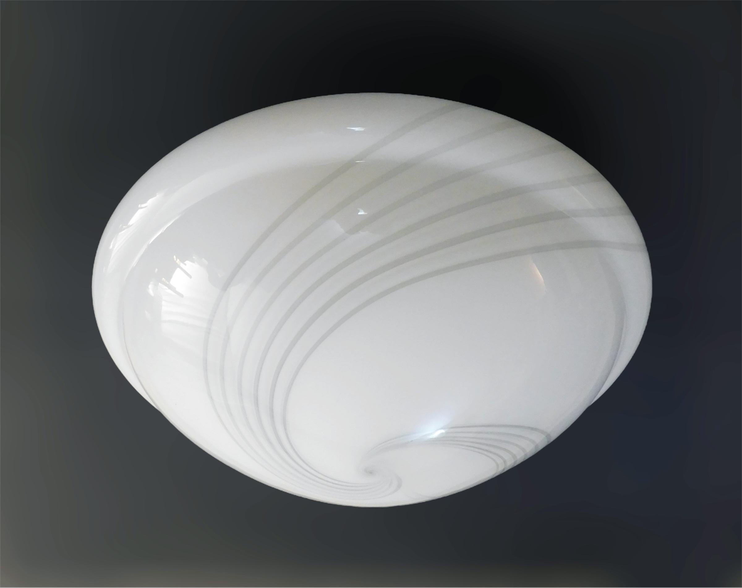 Empotrable o aplique italiano vintage con una única tulipa de cristal de Murano blanco lechoso decorada con espirales estriadas grises / Fabricado en Italia hacia la década de 1960.
Medidas: diámetro 18 pulgadas, altura 8 pulgadas
2 luces / tipo E26