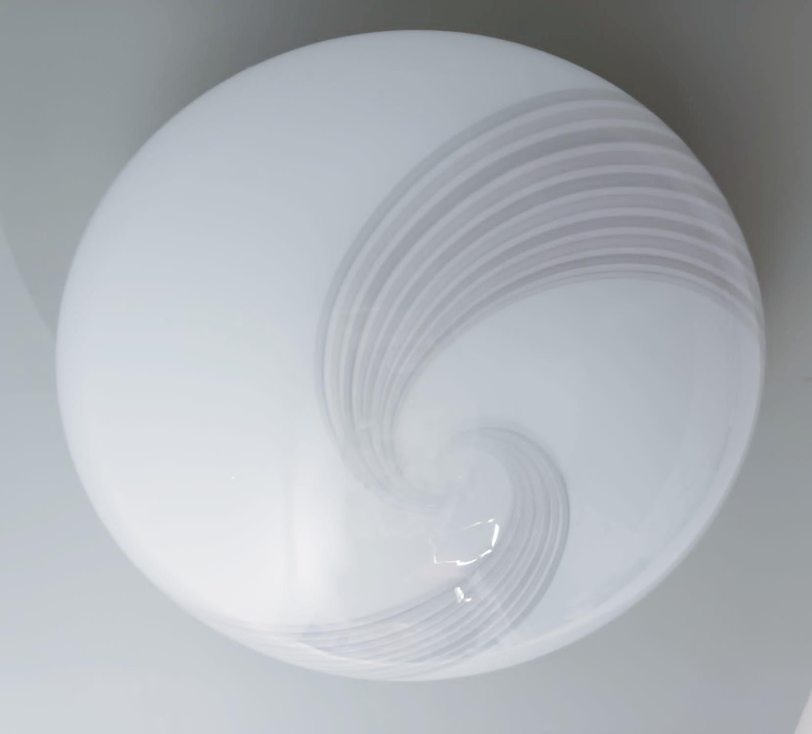 Lampada da incasso o da parete italiana d'epoca con paralume singolo in vetro di Murano bianco latte decorato con spirali a coste / Realizzata in Italia nello stile di Venini, circa 1960
Misure: diametro 18 pollici, altezza 8 pollici
3 luci / tipo