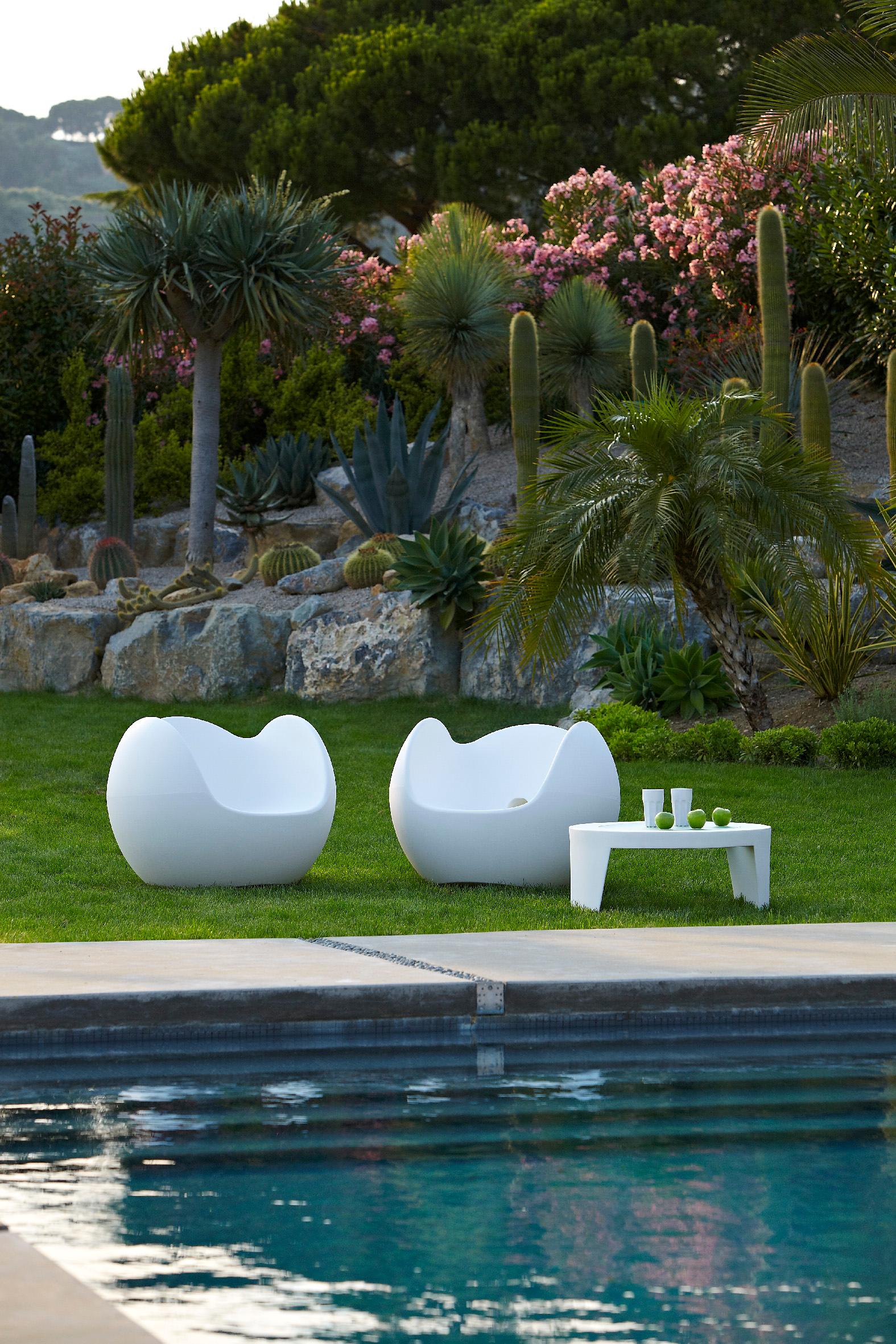 italien Fauteuil à bascule blanc laiteux de Karim Rashid en vente