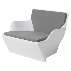 Fauteuil Kami San blanc laiteux avec coussin de Marc Sadler