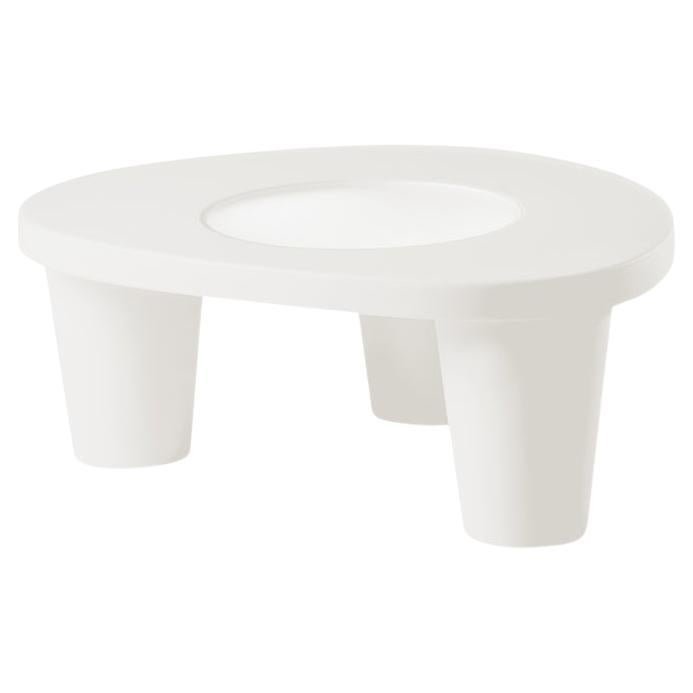 Milchweißer niedriger Lita-Couchtisch von Paola Navone