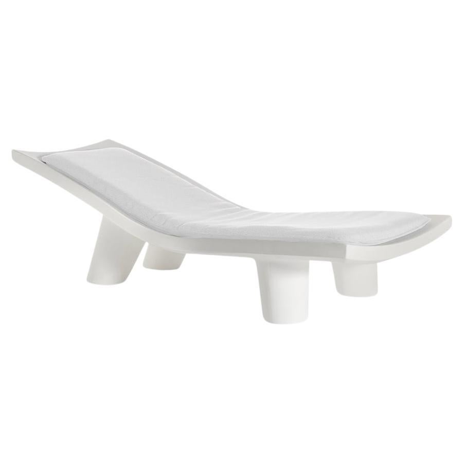 Fauteuil de salon Lita blanc laiteux avec coussin par OTTO Studio en vente