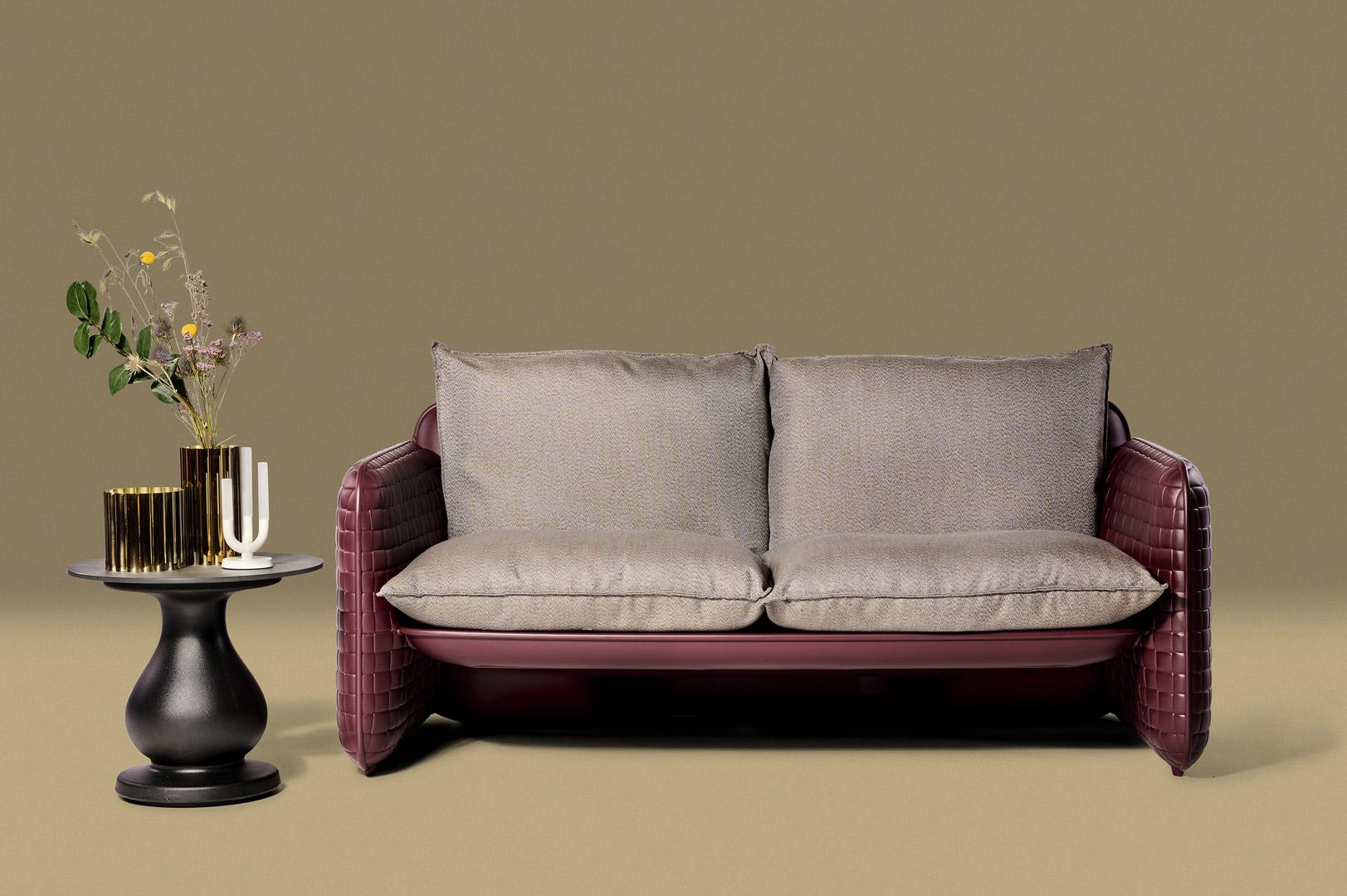 Mara Sofa in milchigem Weiß von Lorenza Bozzoli
Abmessungen: T 94 x B 180 x H 82 cm. Sitzhöhe: 52 cm.
MATERIALIEN: Polyethylen, Watte, Gummi und Acryl.
Gewicht: 60 kg.

Erhältlich in verschiedenen Farbkombinationen. Dieses Produkt ist für die