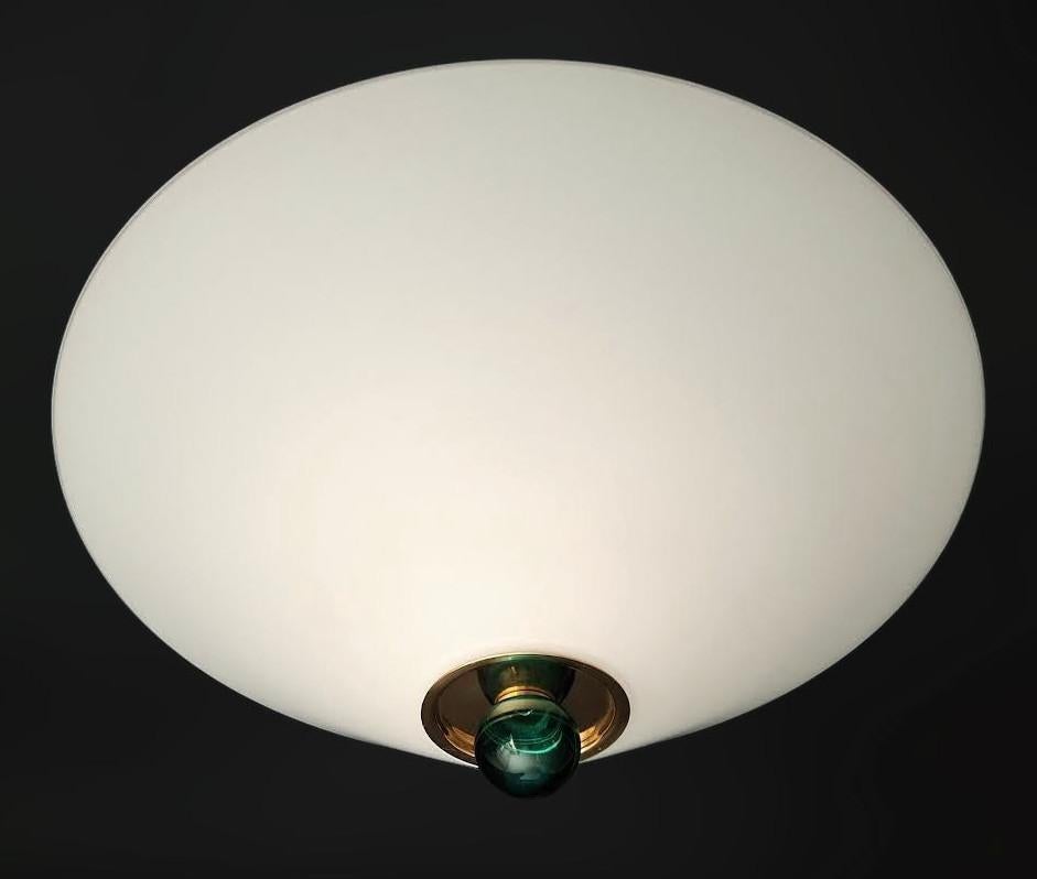 Monture affleurante italienne vintage avec un élégant abat-jour en verre blanc laiteux opalin satiné et une boule verte au centre / Fabriquée en Italie dans le style de Venini, vers les années 1960.
Dimensions : diamètre 20 pouces, hauteur 7