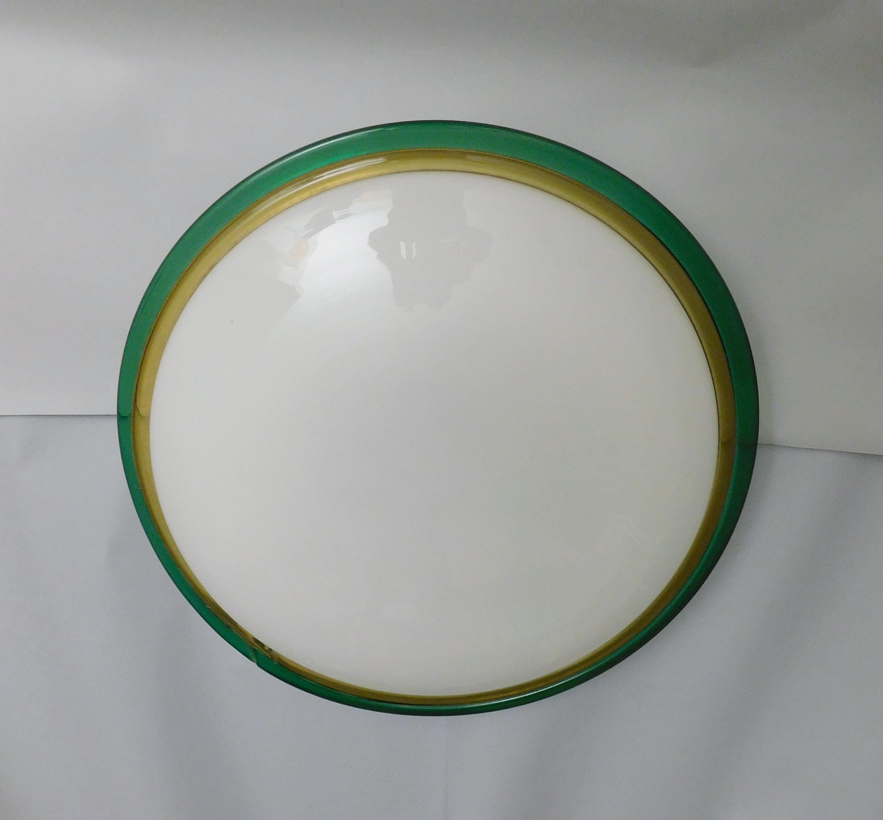 Plafonnier ou applique murale vintage italien avec un abat-jour en verre de Murano blanc laiteux entouré d'une bordure verte et ambre / Fabriqué en Italie dans le style de Venini, vers les années 1960.
Dimensions : diamètre 18 pouces, hauteur 5.5
