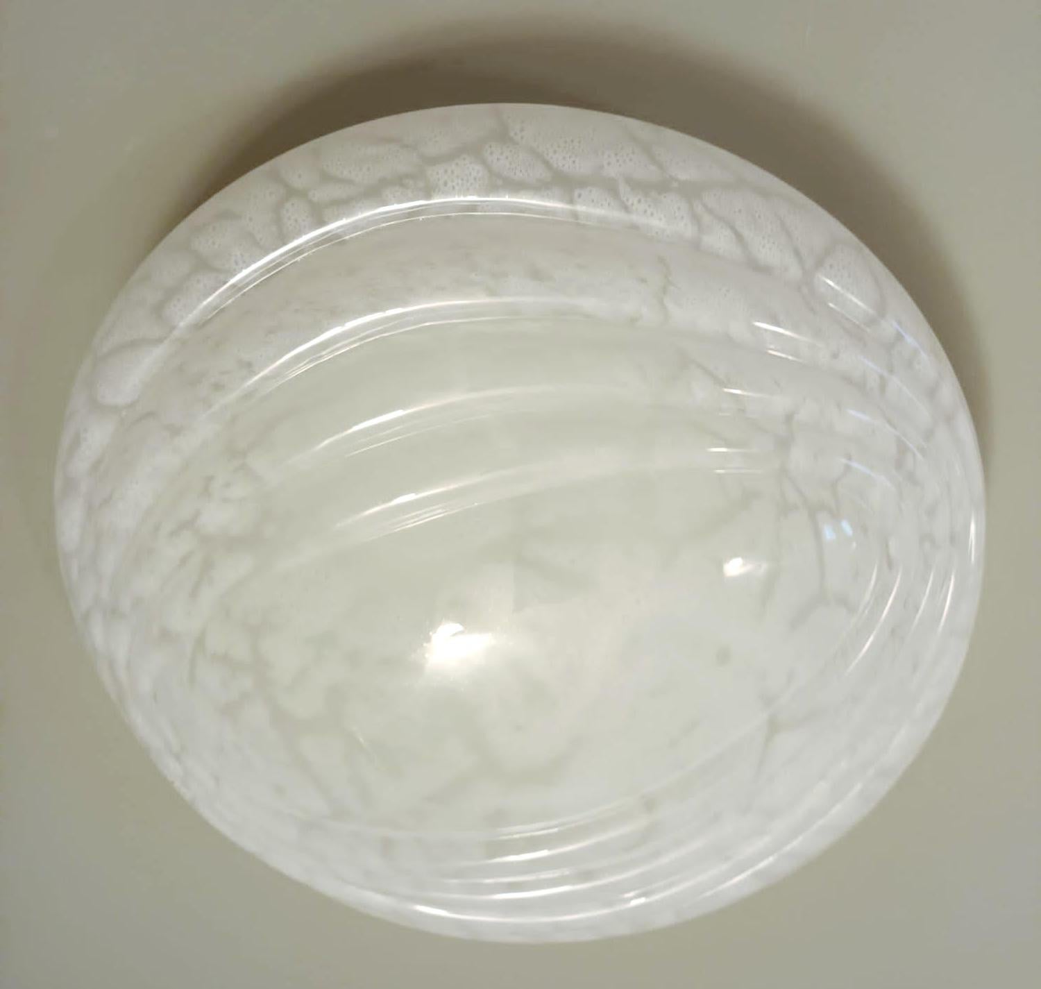 Italienische Unterputz- oder Wandleuchte mit einem einzelnen milchig-weißen gerippten Muranoglasschirm / Made in Italy, ca. 1960er Jahre
Maße: Durchmesser 16,5 Zoll, Höhe 6,5 Zoll
1 Leuchte / Typ E12 oder E14 / max 40W
1 verfügbar auf Lager in
