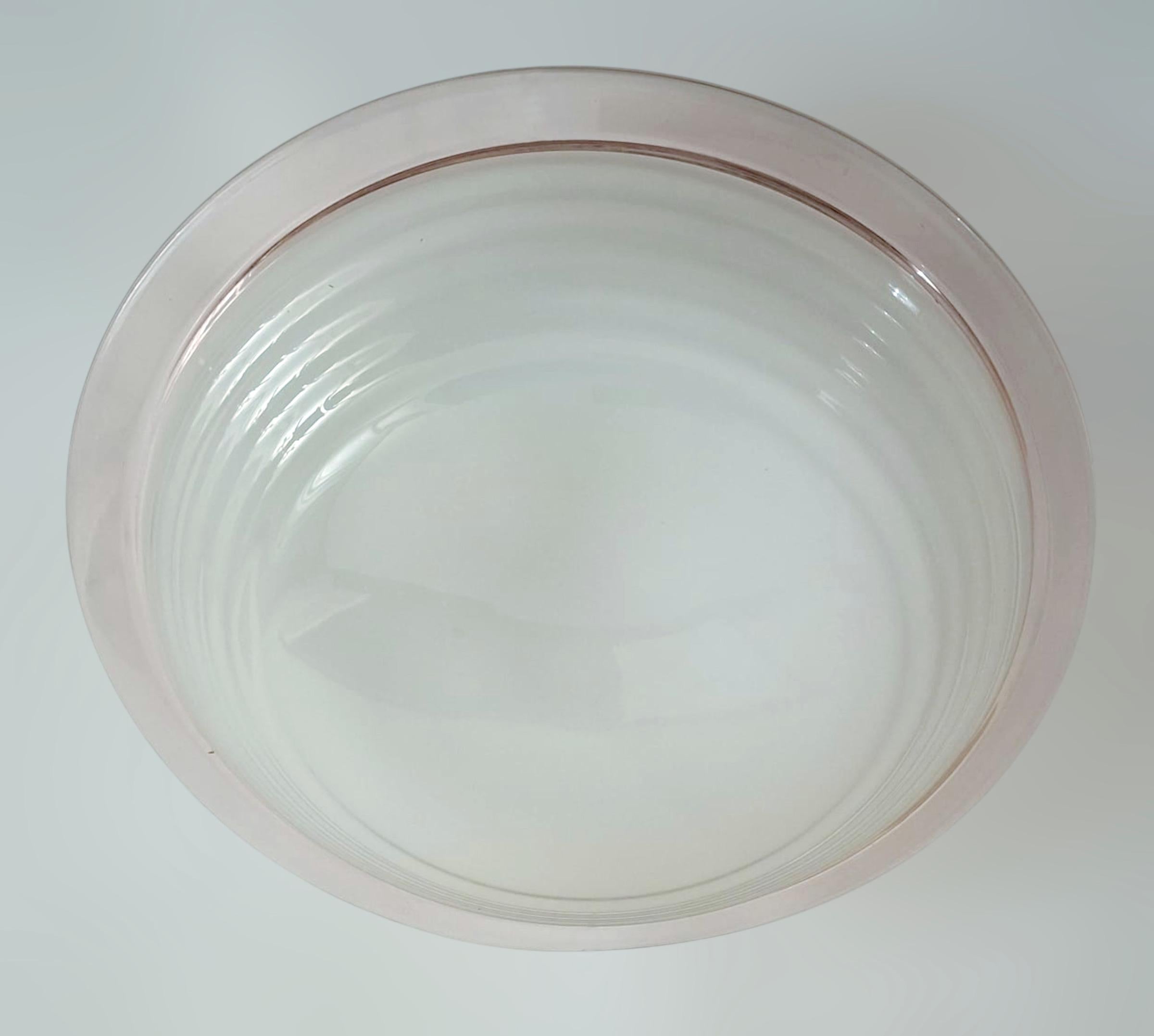 Applique vintage italienne avec un abat-jour en verre de Murano texturé et dépoli, entouré d'une élégante bordure rose / Fabriqué en Italie dans le style de Venini, vers les années 1960
Dimensions : diamètre 22 pouces, hauteur 6 pouces
2 lampes /