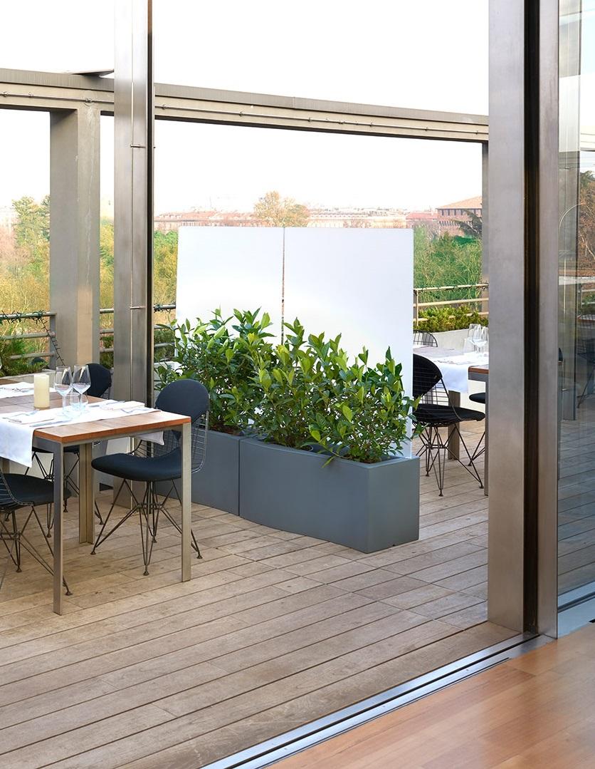 Postmoderne Pot Privé blanc laiteux par SLIDE Studio en vente