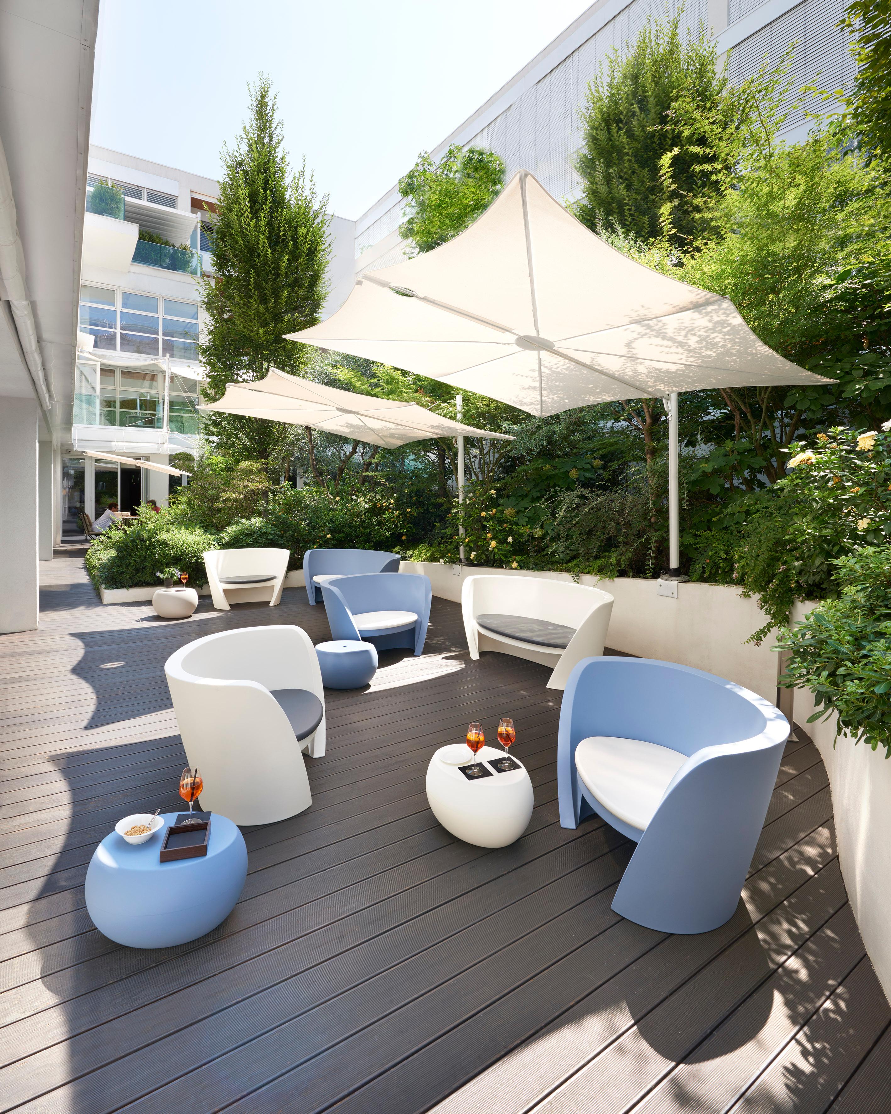 Altro Divano RAP bianco latte con cuscino grigio minerale di Karim Rashid in vendita