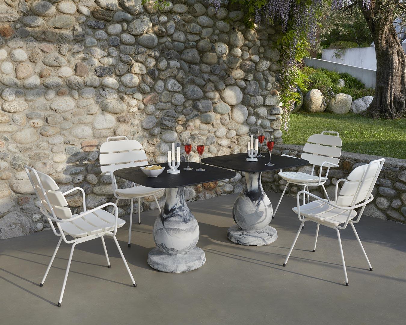 Autre Chaise à côtes blanches laiteuses de OTTO Studio en vente