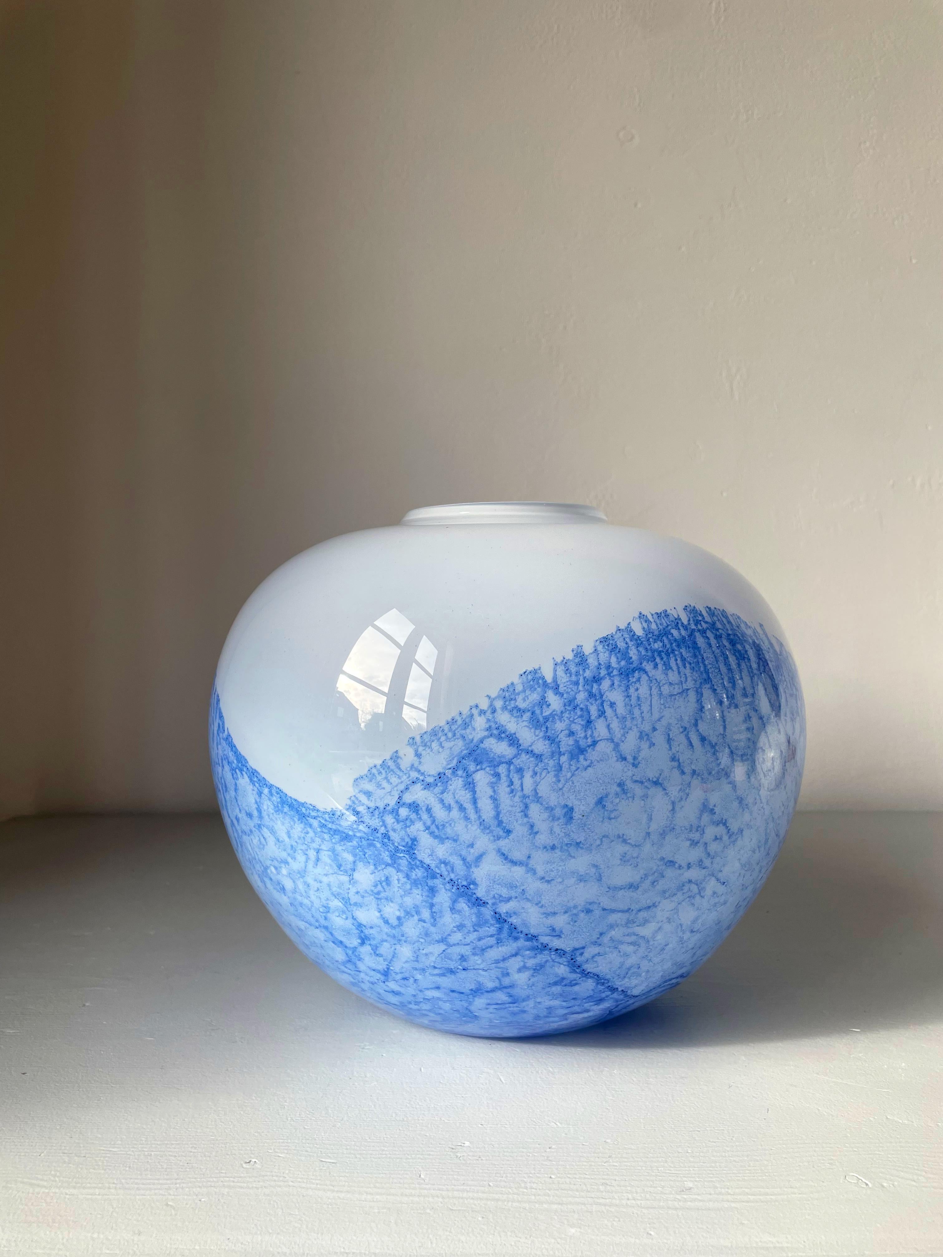 Scandinave moderne Grand vase en verre d'art blanc et bleu, Holmegaard, années 1980 en vente