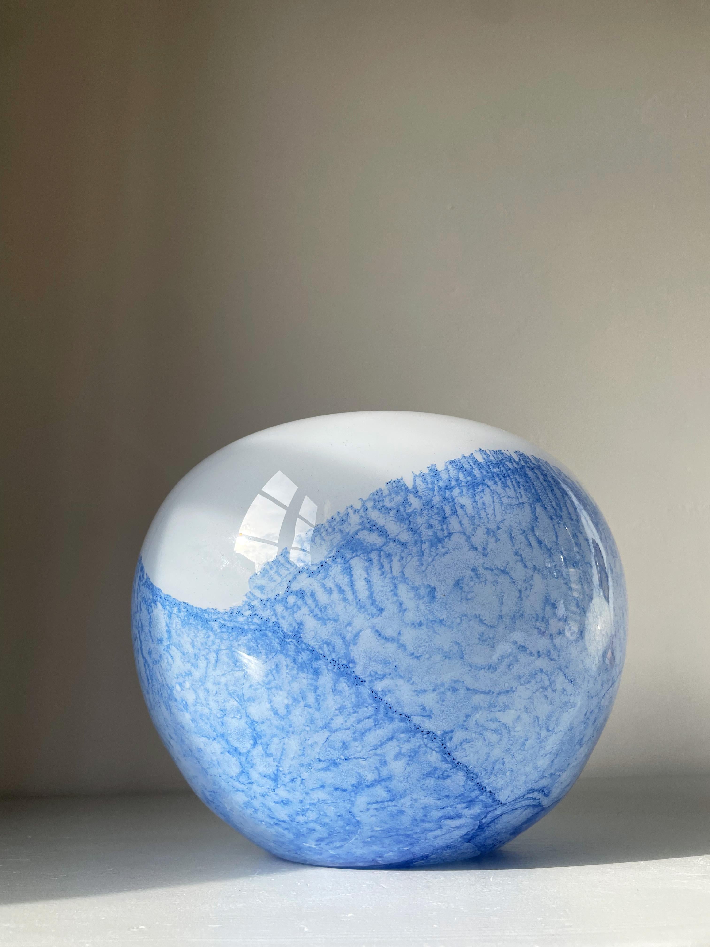 Fait main Grand vase en verre d'art blanc et bleu, Holmegaard, années 1980 en vente