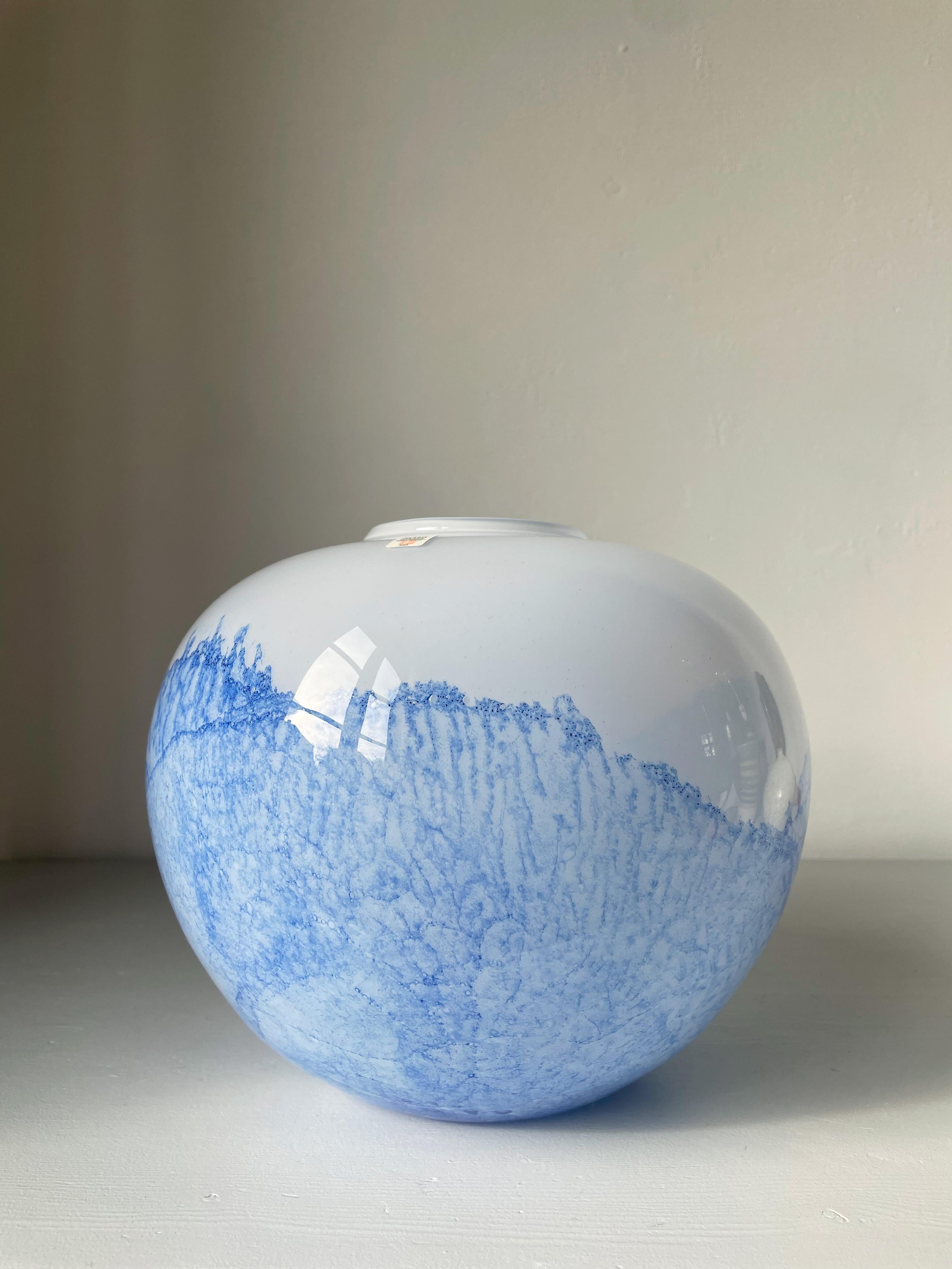 Verre d'art Grand vase en verre d'art blanc et bleu, Holmegaard, années 1980 en vente