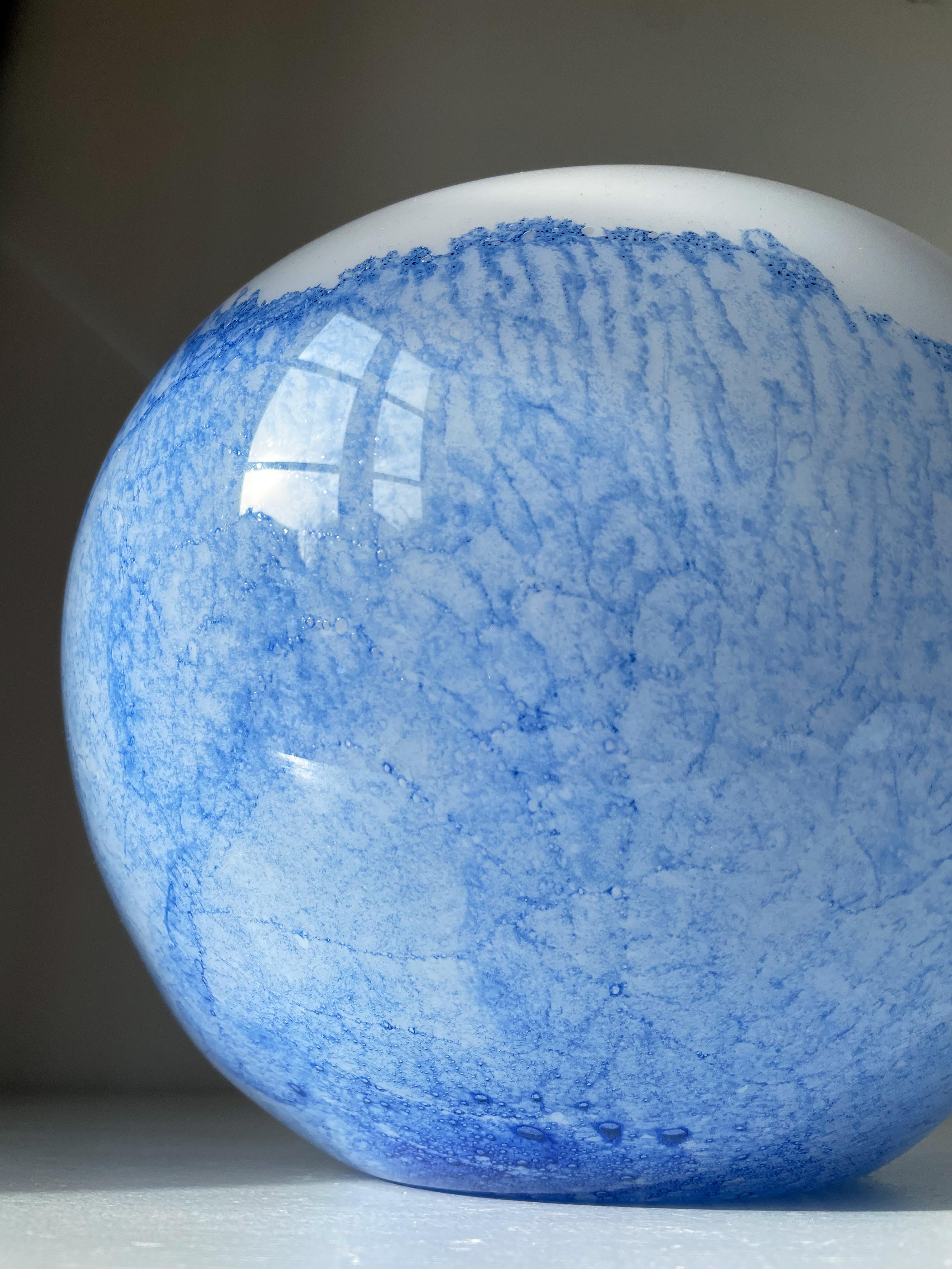 Grand vase en verre d'art blanc et bleu, Holmegaard, années 1980 en vente 1