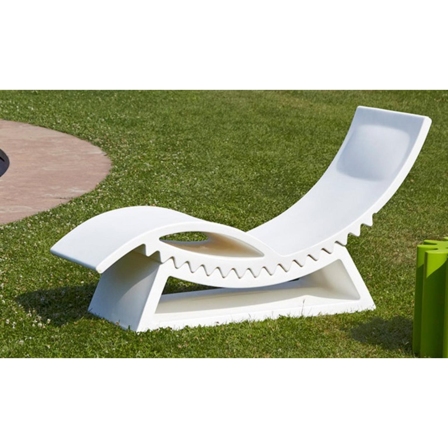 Chaise longue Tic Tac bianco latte di Marco Acerbis
Dimensioni: D 60 x L 155 x H 95 cm. Altezza della seduta: 29/43 cm.
Materiali: Polietilene.
Peso: 43 kg.

Disponibile in diverse opzioni di colore. Questo prodotto è adatto all'uso interno ed