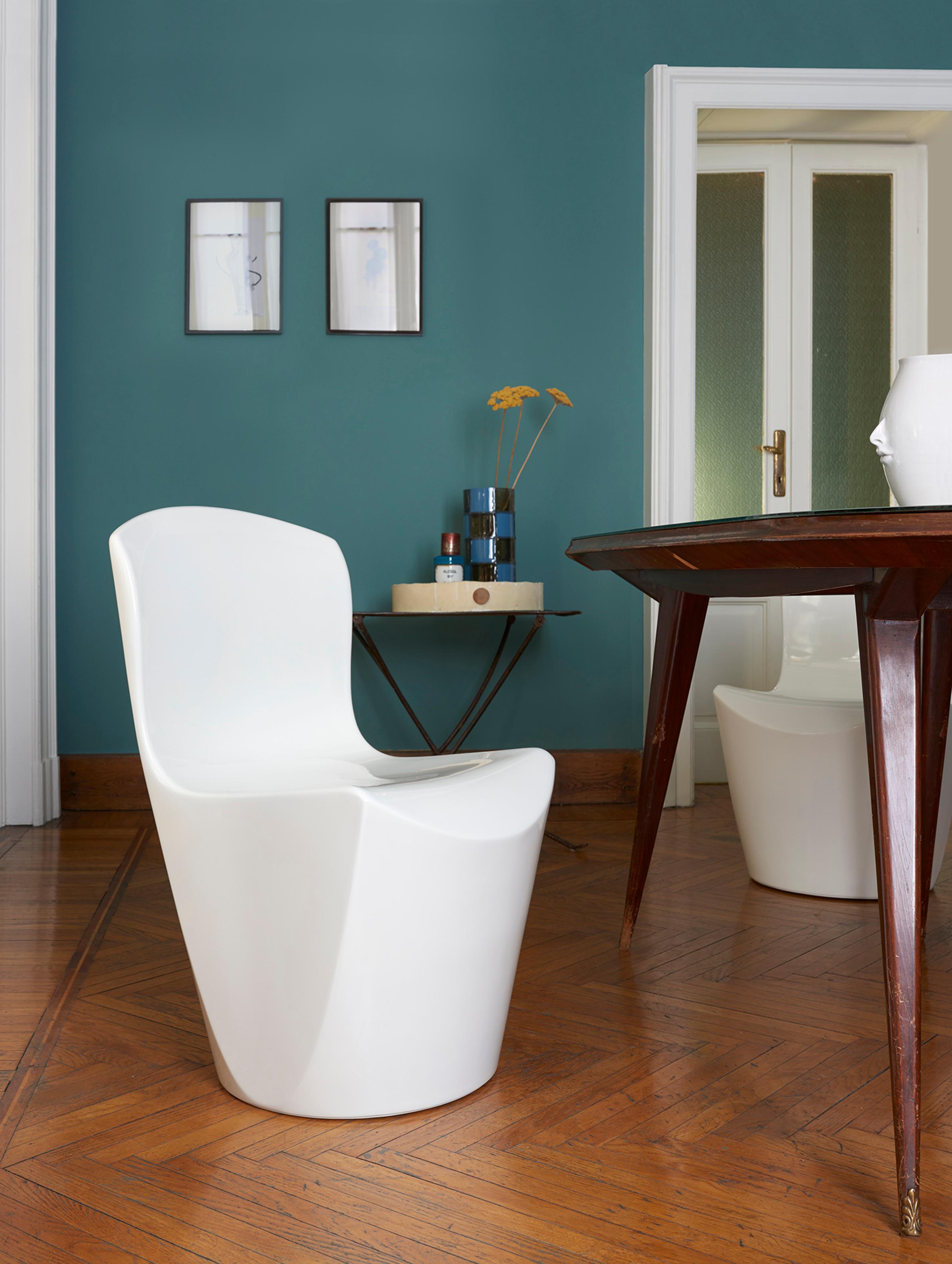 Sedia Zoe Milky White di Guglielmo Berchicci
Dimensioni: P 57 x L 50 x H 84 cm. Altezza della seduta: 44 cm.
Materiali: Polietilene.
Peso: 7 kg.

Disponibile in diverse opzioni di colore. Questo prodotto è adatto all'uso interno ed esterno.