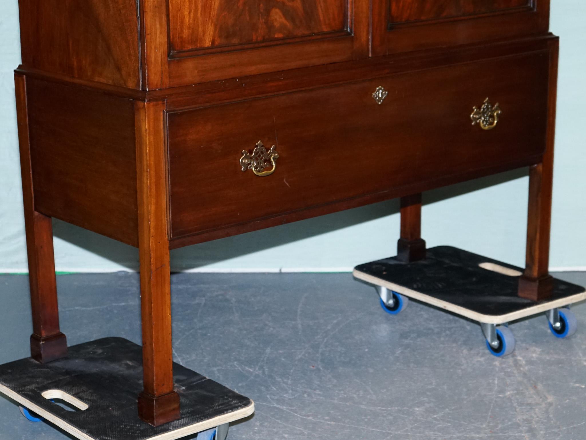 MILLAR & BEATTY ARMADIO ANTICO IN STILE GEORGIANO CON LEGNO DURO in vendita 6