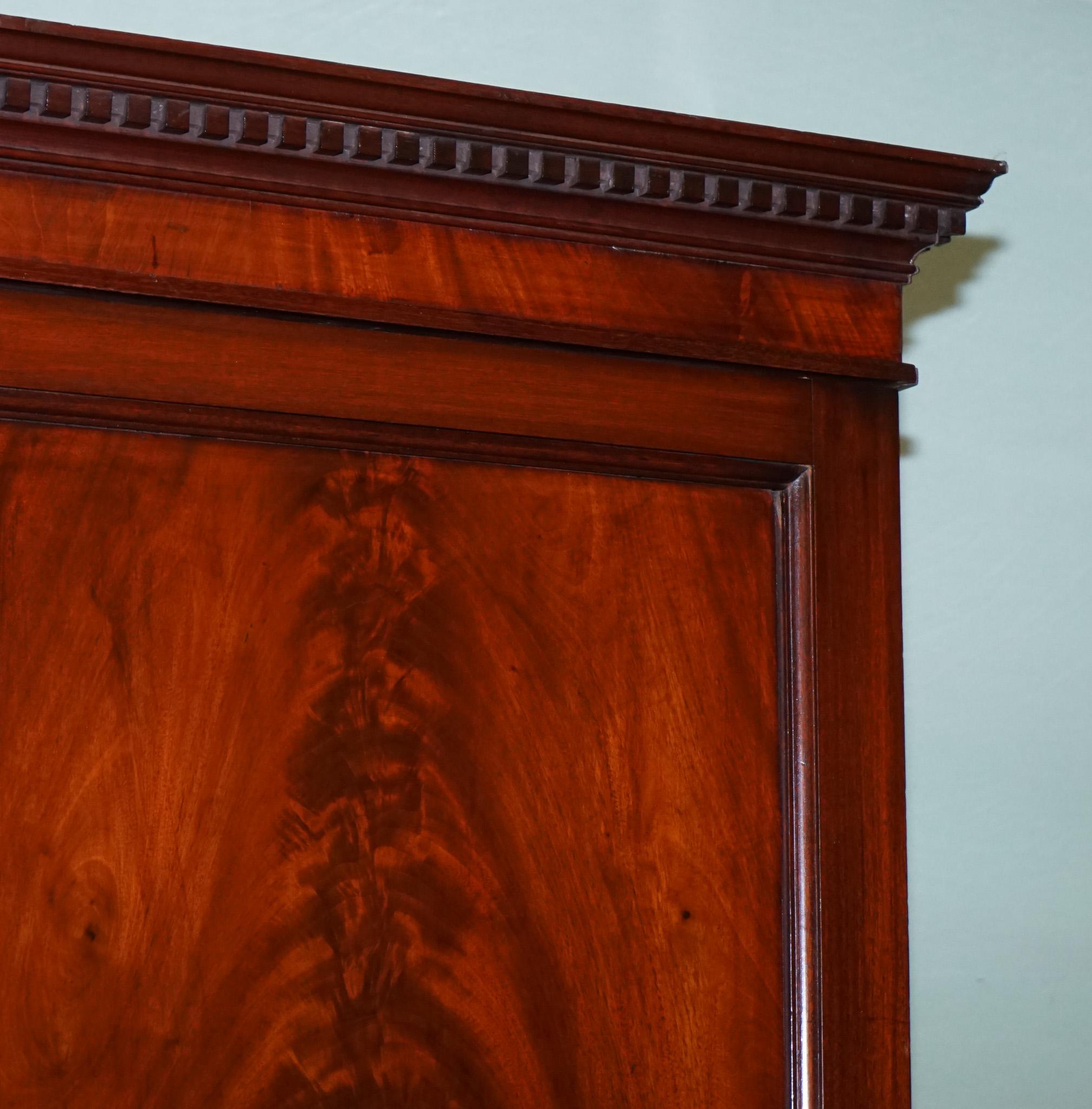 MILLAR & BEATTY ARMADIO ANTICO IN STILE GEORGIANO CON LEGNO DURO in vendita 8