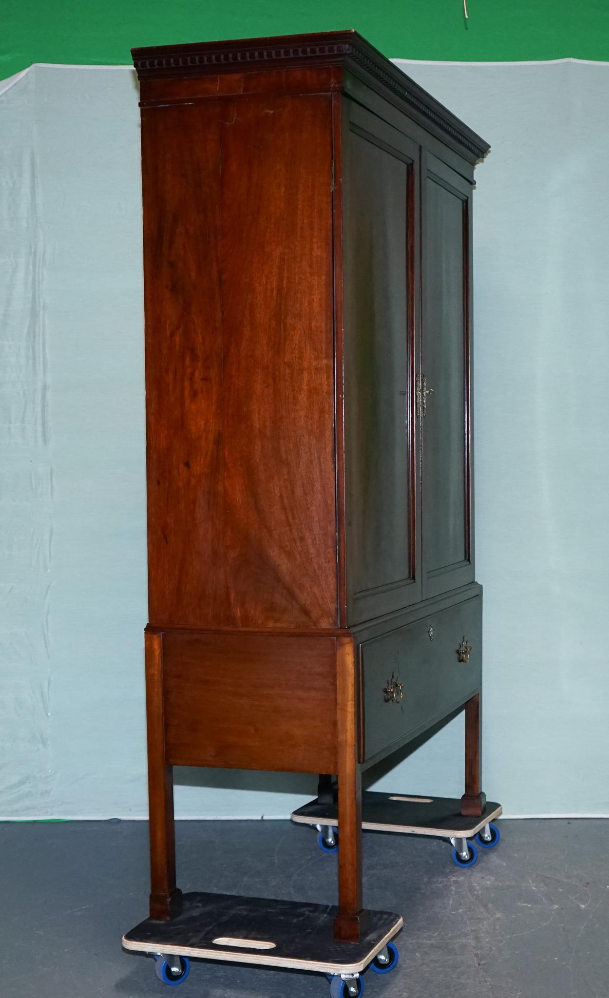 
Antiquariato di Londra



Questo bellissimo armadio antico è un ottimo esempio di artigianato di ispirazione georgiana dell'inizio del XIX secolo, attribuito agli illustri produttori irlandesi Millar & Beatty di Grafton Street, Dublino. L'etichetta