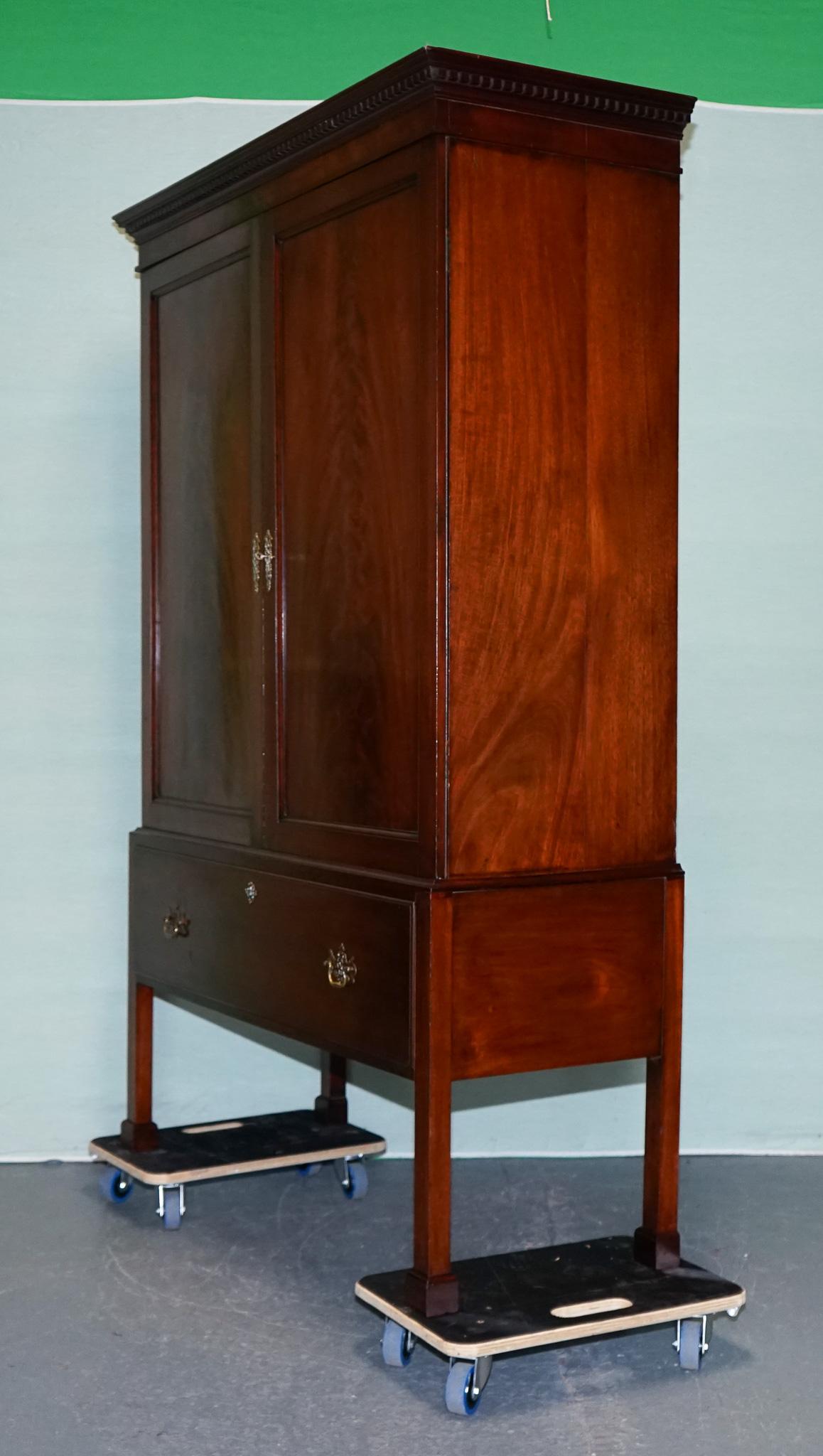 Irlandese MILLAR & BEATTY ARMADIO ANTICO IN STILE GEORGIANO CON LEGNO DURO in vendita