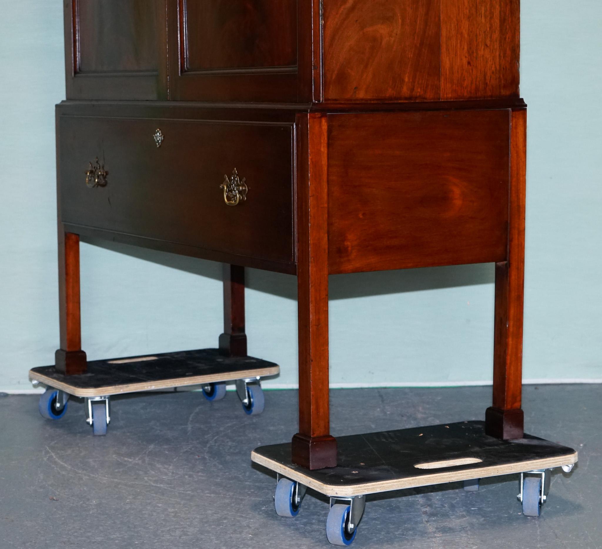 XX secolo MILLAR & BEATTY ARMADIO ANTICO IN STILE GEORGIANO CON LEGNO DURO in vendita