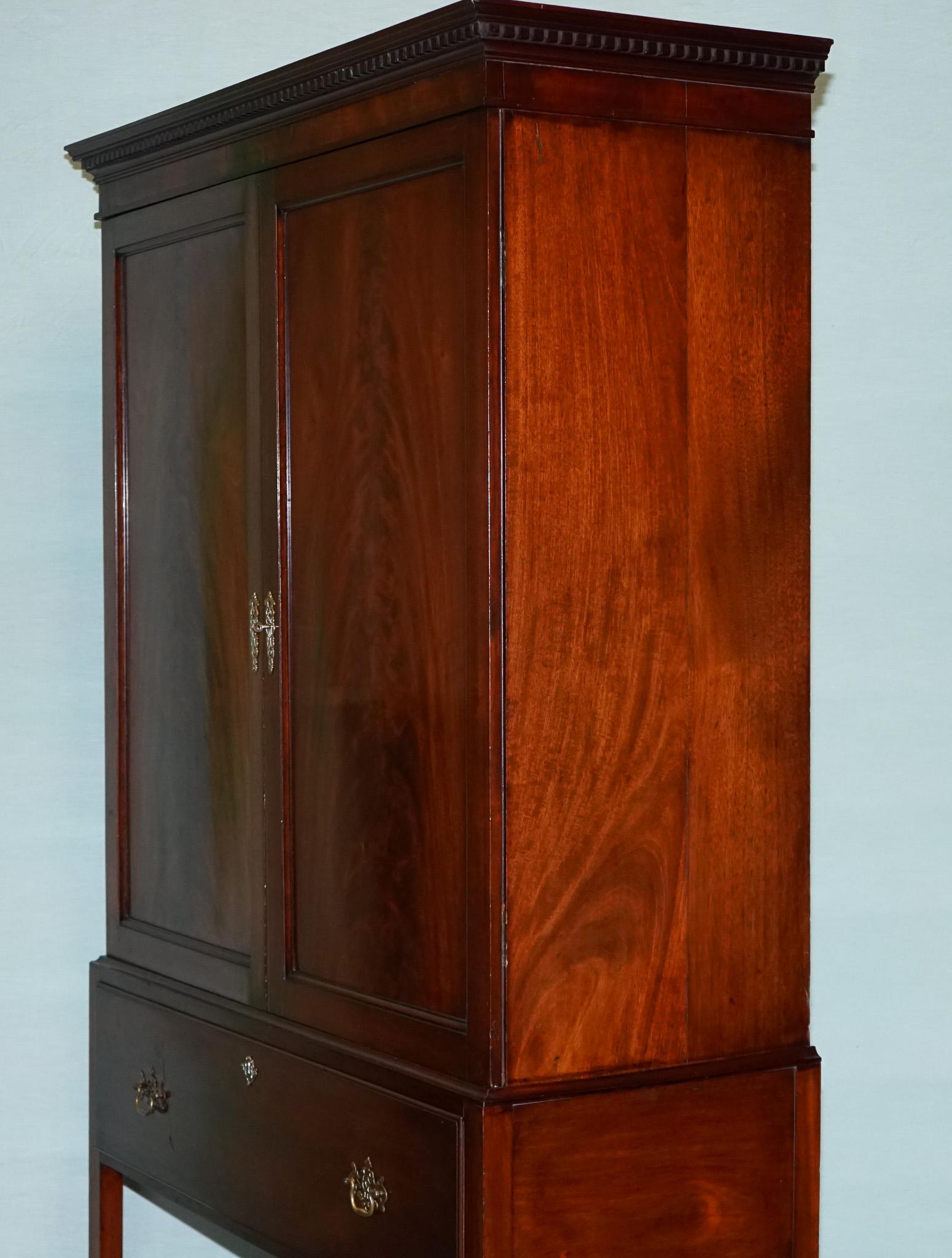Legno massiccio MILLAR & BEATTY ARMADIO ANTICO IN STILE GEORGIANO CON LEGNO DURO in vendita