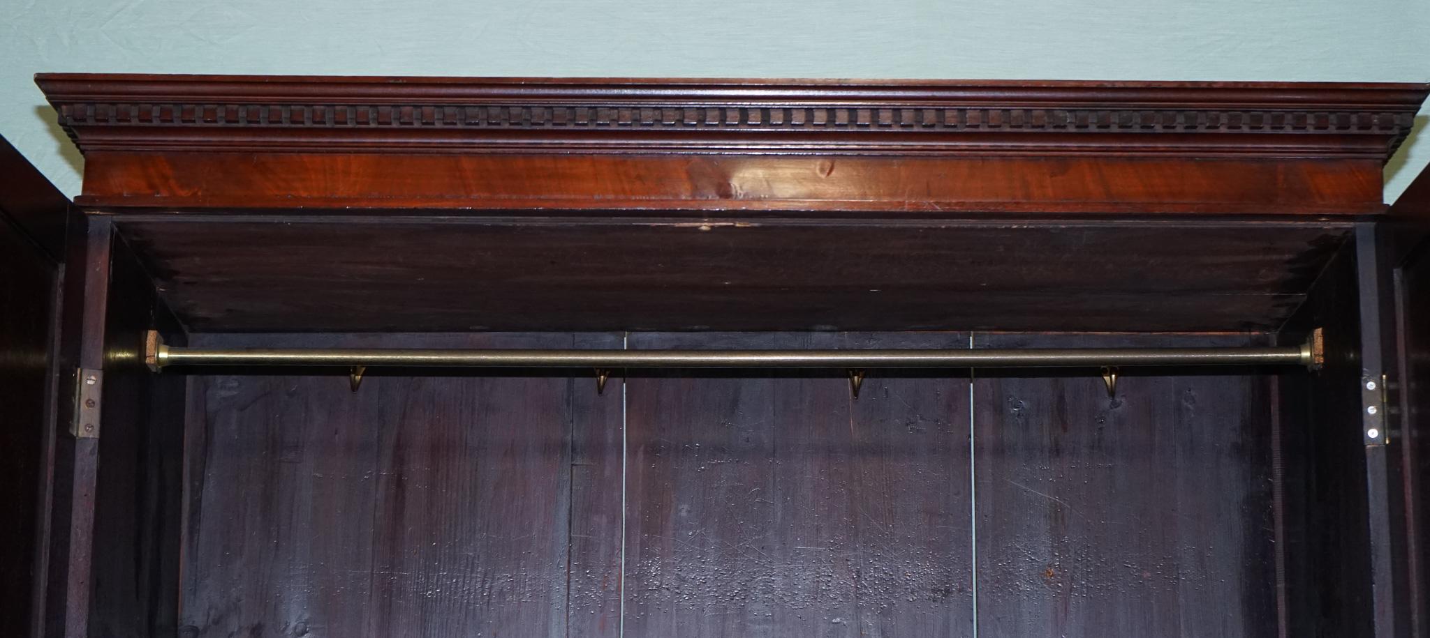MILLAR & BEATTY ARMADIO ANTICO IN STILE GEORGIANO CON LEGNO DURO in vendita 2