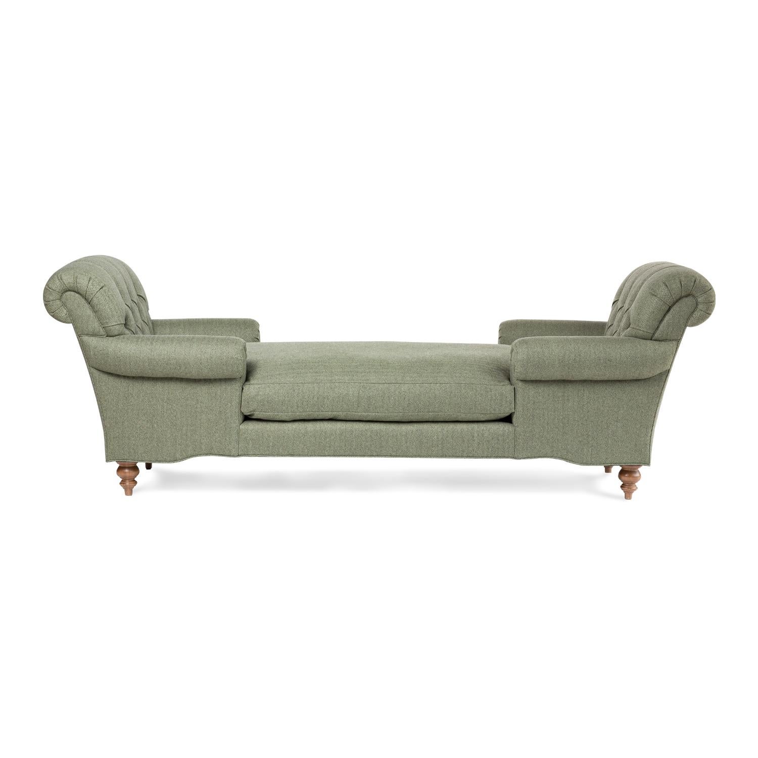 Voici la chaise double Millbrook, une pièce luxueuse et polyvalente de Tent By Darren Henault, qui allie confort et élégance. S'agit-il d'une chaise longue, d'un tete et tete, d'un banc ? Ce meuble d'inspiration traditionnelle est parfait pour les