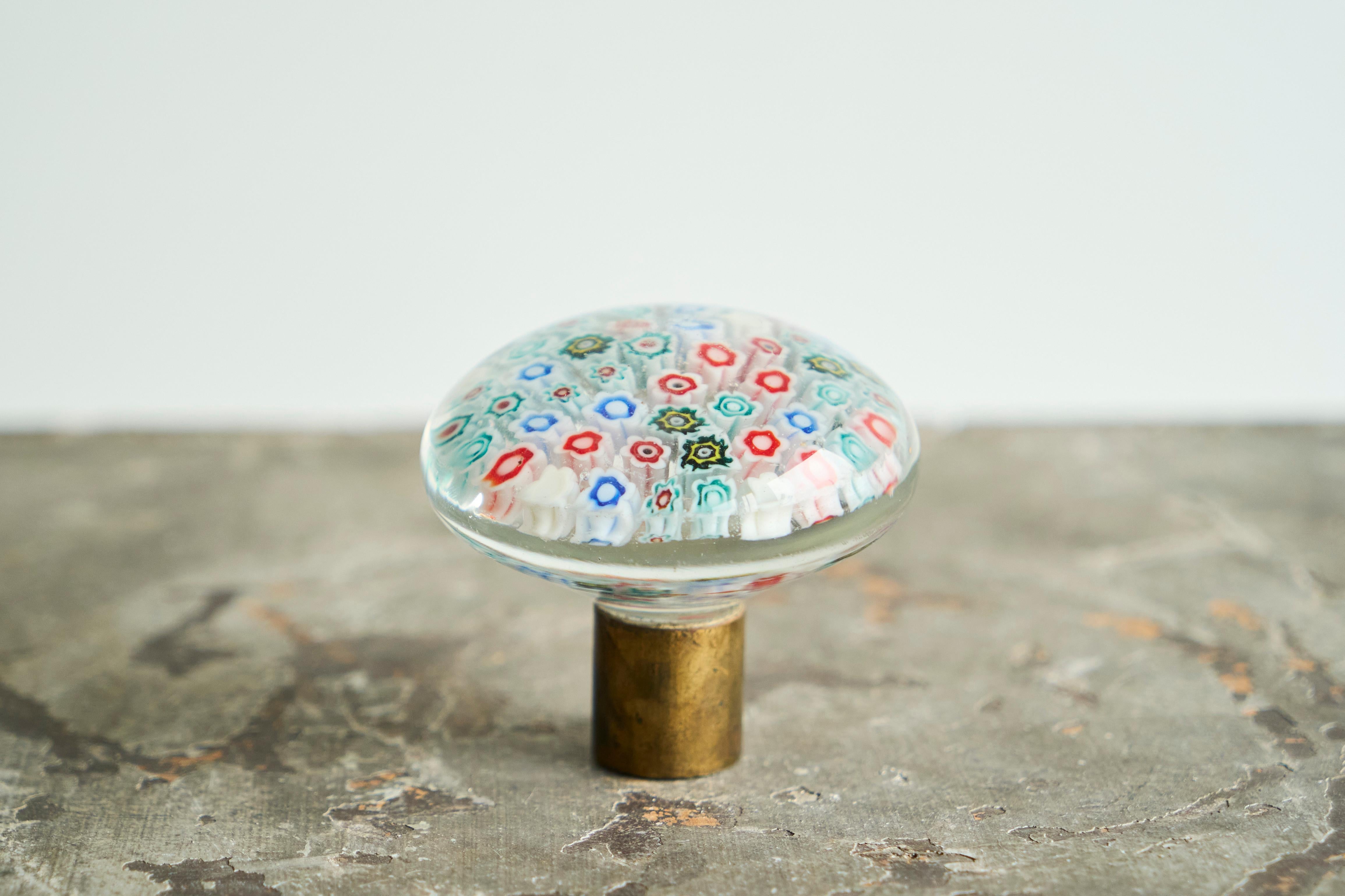 Pomello 'Millefiori' in vetro artistico di Murano e ottone patinato Italia 1960

Pomello 'Millefiori' in vetro artistico di Murano e ottone patinato Italia 1960

Splendida maniglia in vetro di Murano della metà del secolo scorso. Colorato e giocoso