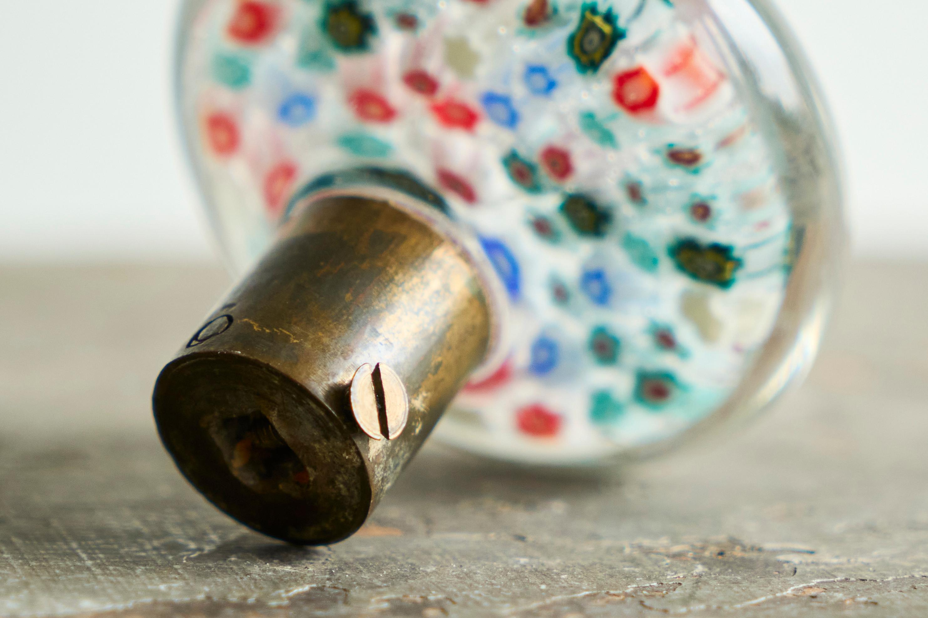 XX secolo Pomello 'Millefiori' in vetro artistico di Murano e ottone patinato Italia 1960 in vendita