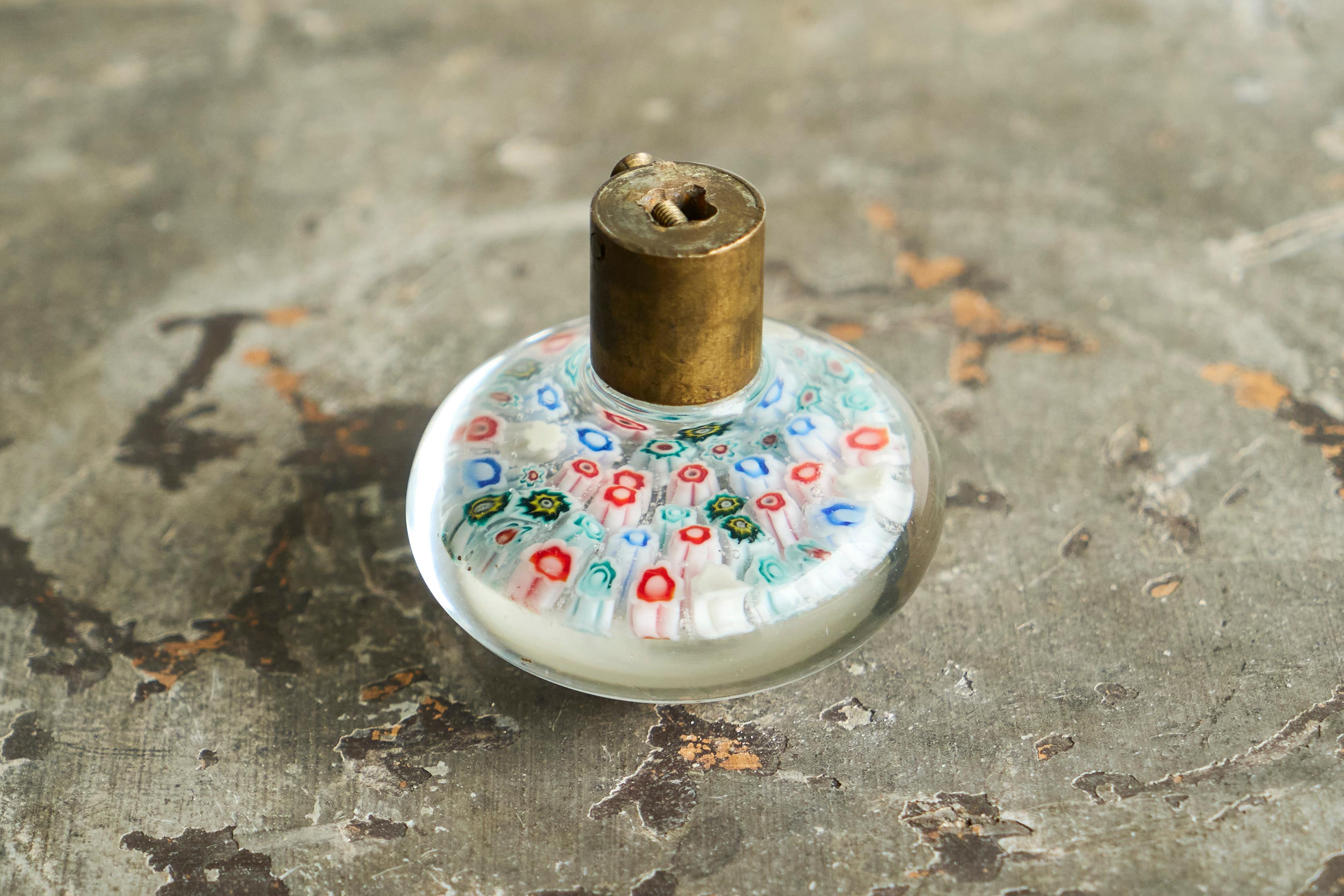 Vetro artistico Pomello 'Millefiori' in vetro artistico di Murano e ottone patinato Italia 1960 in vendita