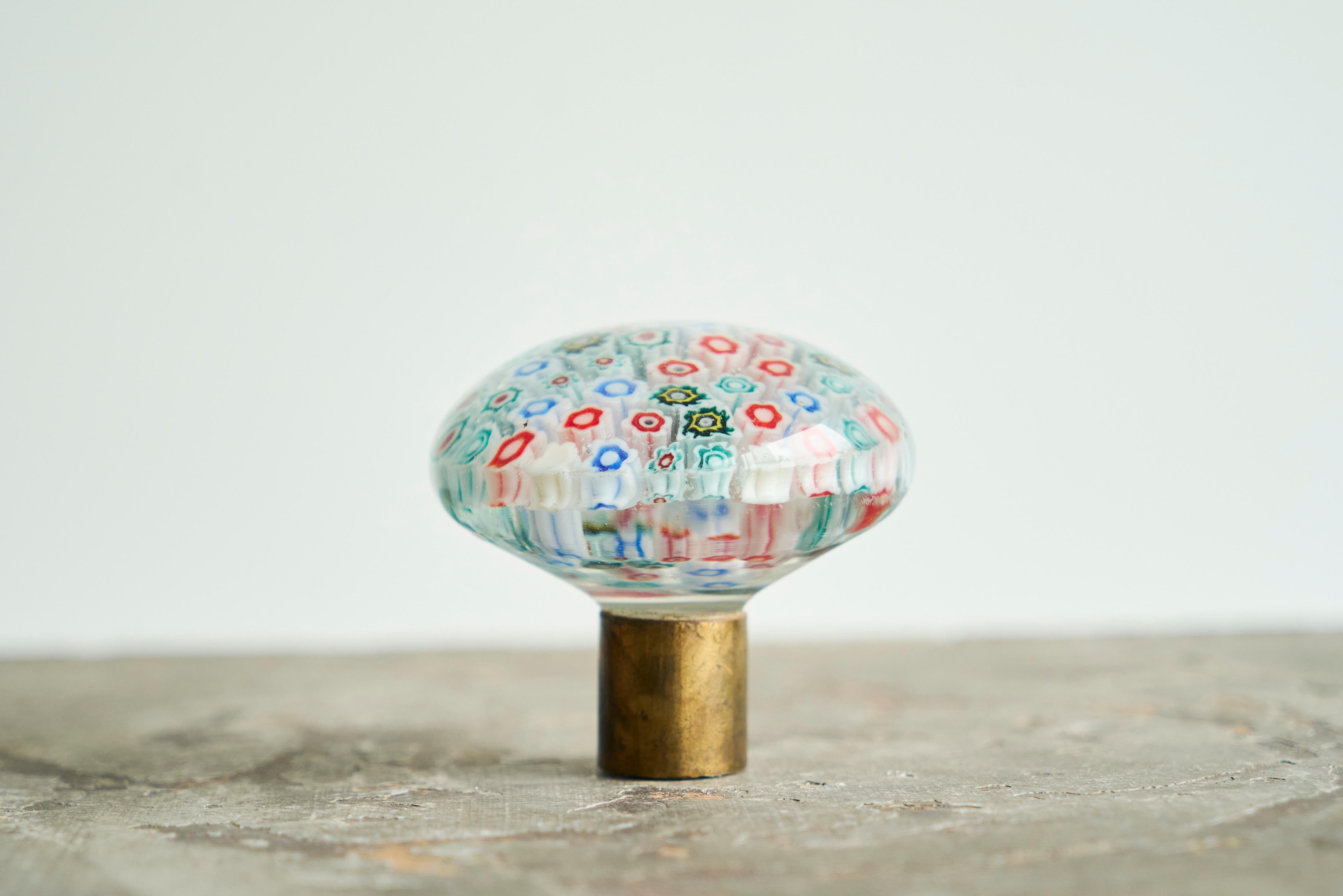 Pomello 'Millefiori' in vetro artistico di Murano e ottone patinato Italia 1960 in vendita 1