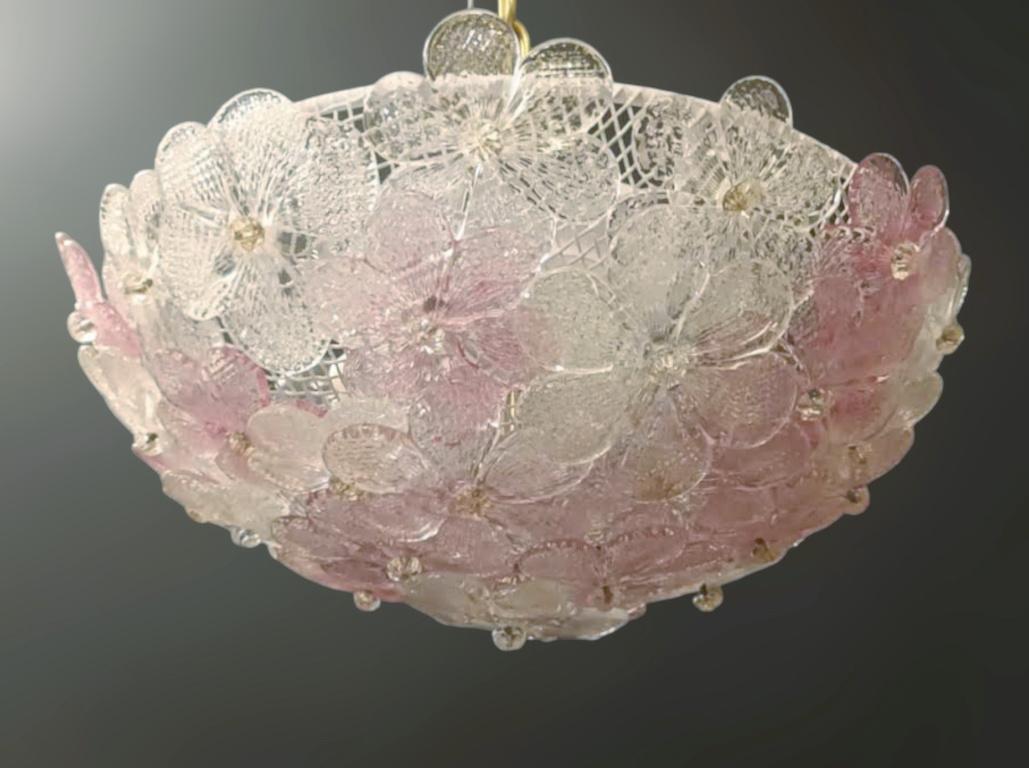 Vintage Italian flush mount mit klaren und rosa mundgeblasenen Murano Glasblumen / Made in Italy in the 1960s by Barovier e Toso
3 Leuchten / Typ E12 oder E14 / je max. 40W
Maße: Durchmesser 13 Zoll / Höhe 5,5 Zoll
2 Stück auf Lager in Italien, der